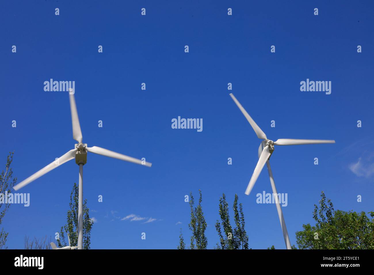 Windgenerator unter blauem Himmel Stockfoto