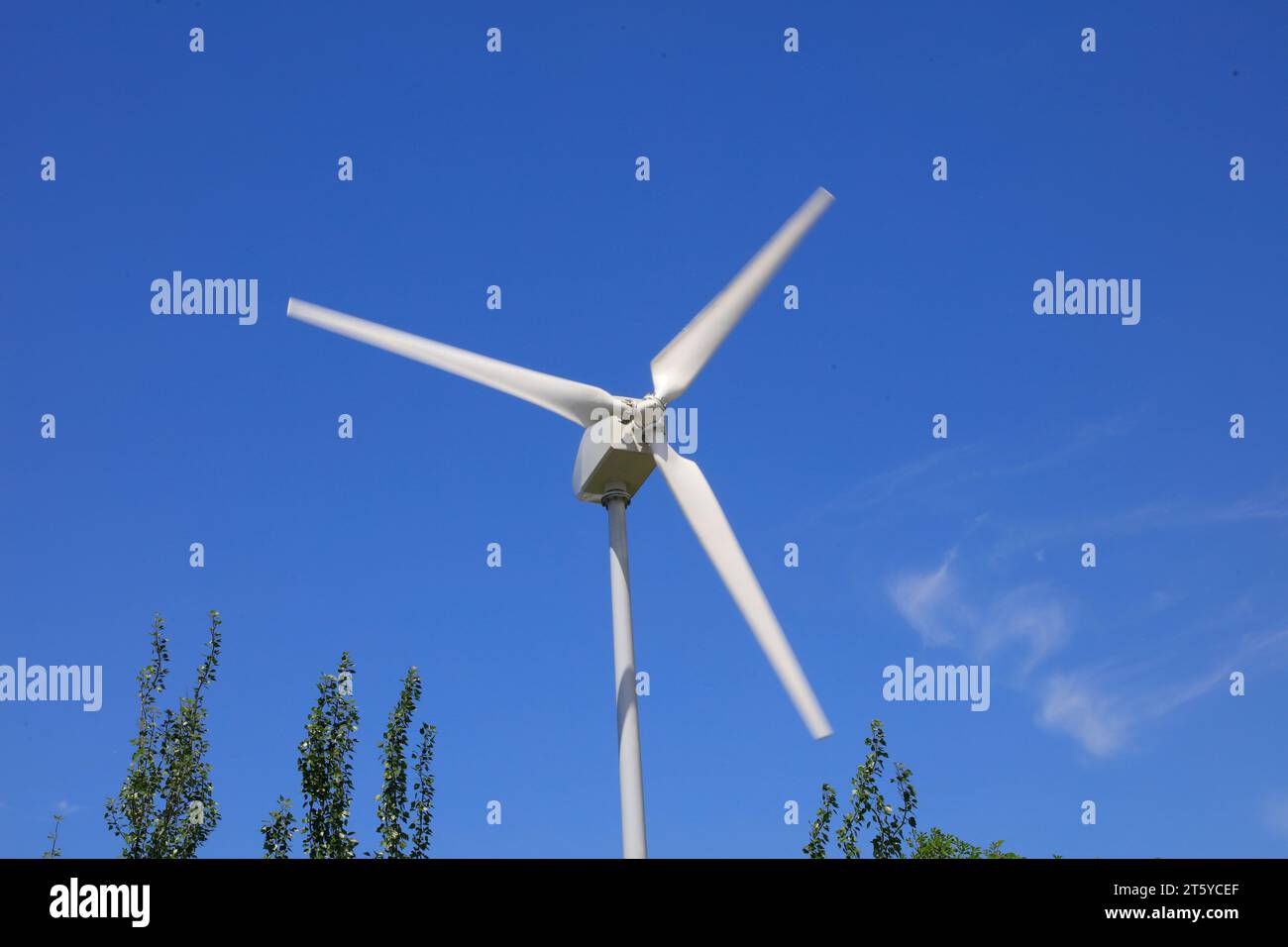 Windgenerator unter blauem Himmel Stockfoto