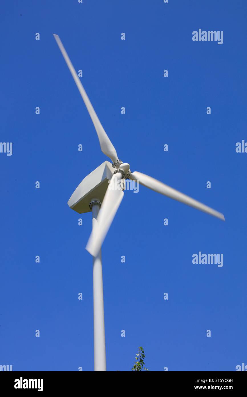 Windgenerator unter blauem Himmel Stockfoto