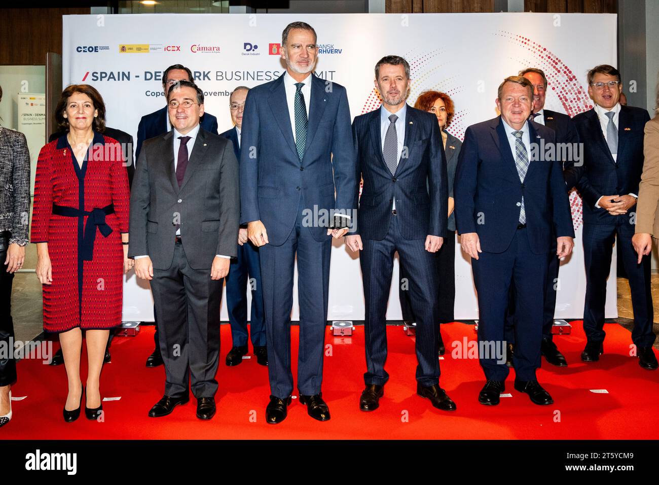 Kopenhagen, Dänemark. November 2023. Kronprinz Frederik und König Felipe von Spanien sowie der spanische Botschafter in Dänemark, María Victoria González Román (links)), der spanische Außenminister José Manuel Albares und der Außenminister Lars Loekke Rasmussen (M) bei einer Konferenz mit Geschäftsleuten im NH Hotel in Kopenhagen, Dienstag, 7. November 2023. Das spanische Königspaar ist auf einem dreitägigen Staatsbesuch in Dänemark. Die Konferenz konzentriert sich auf den grünen Übergang, die Power-to-x-Technologie und die Energieinfrastruktur. (Foto: Ida Marie Odgaard/Ritzau Scanpix) Credit: Ritzau/Alamy Live News Stockfoto