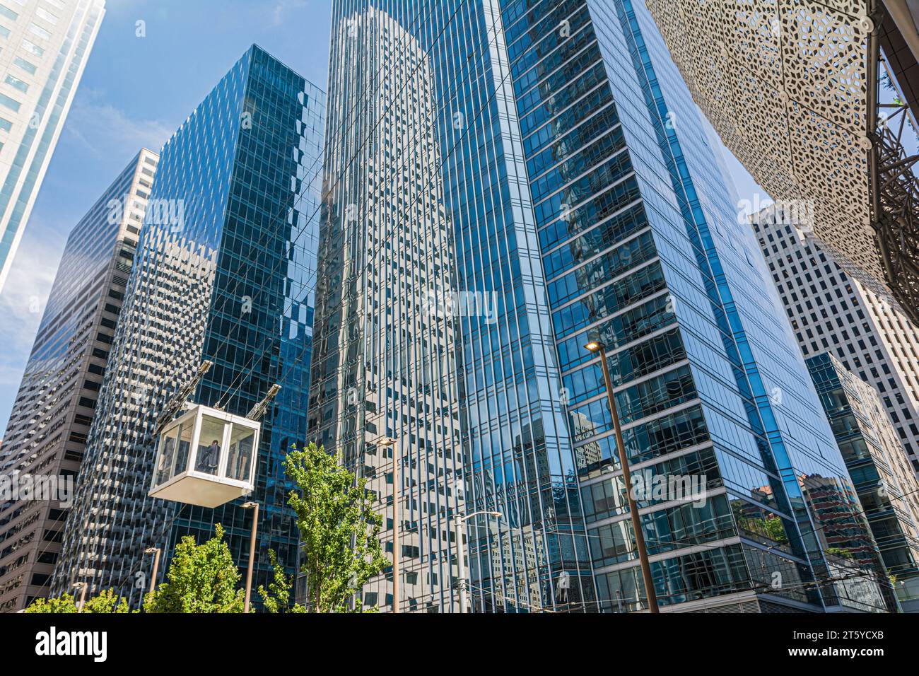 San Francisco, Kalifornien, USA - August 21,2019 : Reflexion über Wolkenkratzer in San Francisco Stockfoto