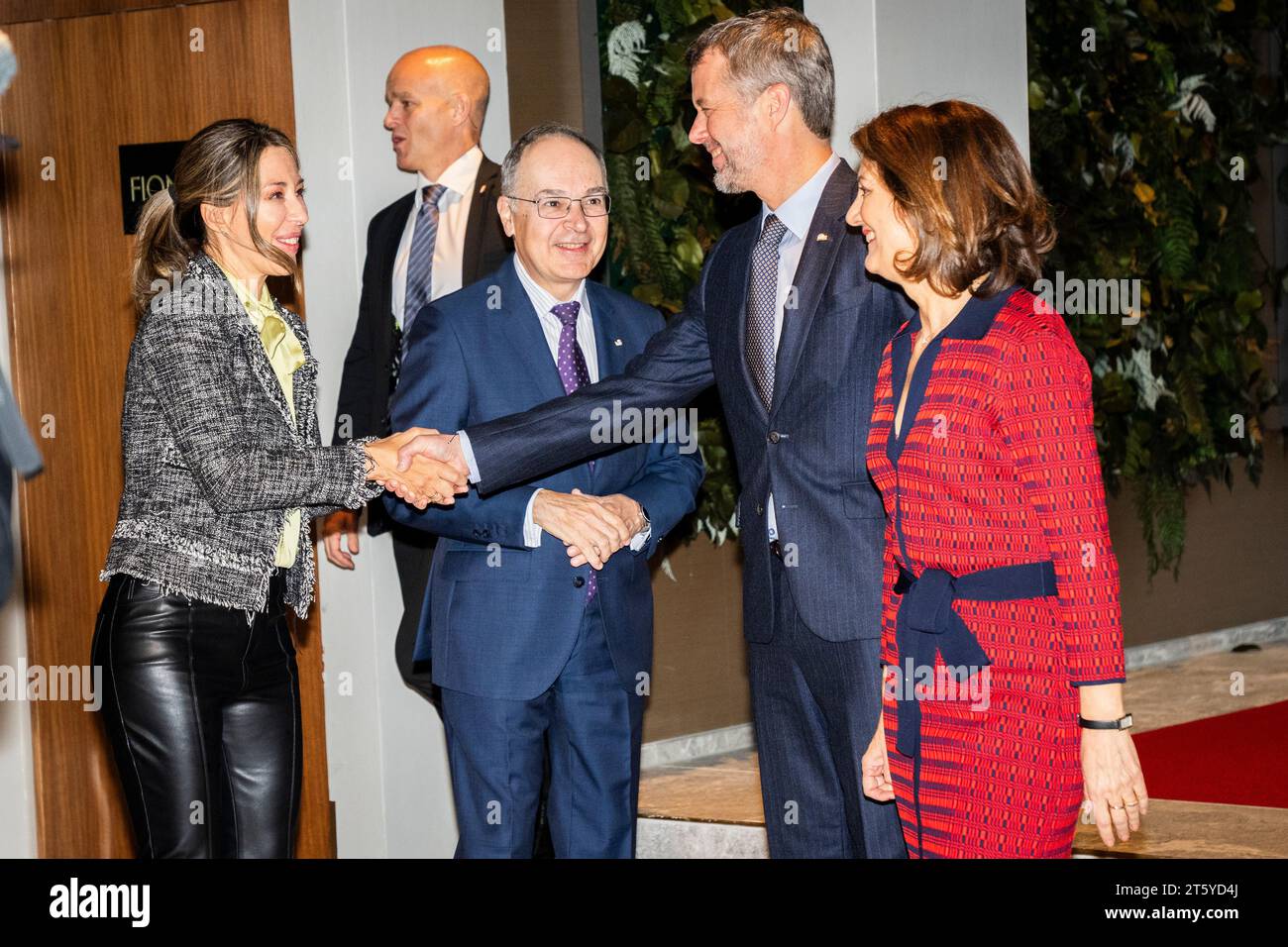 Kopenhagen, Dänemark. November 2023. Kronprinz Frederik, der spanische Außenminister für die EU, Pascual Navarro Rios, und der spanische Botschafter in Dänemark, María Victoria González Román (Th), nehmen am Dienstag, den 7. November 2023, im NH Hotel in Kopenhagen an einer Konferenz mit Geschäftsleuten Teil. Das spanische Königspaar ist auf einem dreitägigen Staatsbesuch in Dänemark. Die Konferenz konzentriert sich auf den grünen Übergang, die Power-to-x-Technologie und die Energieinfrastruktur. (Foto: Ida Marie Odgaard/Ritzau Scanpix) Credit: Ritzau/Alamy Live News Stockfoto