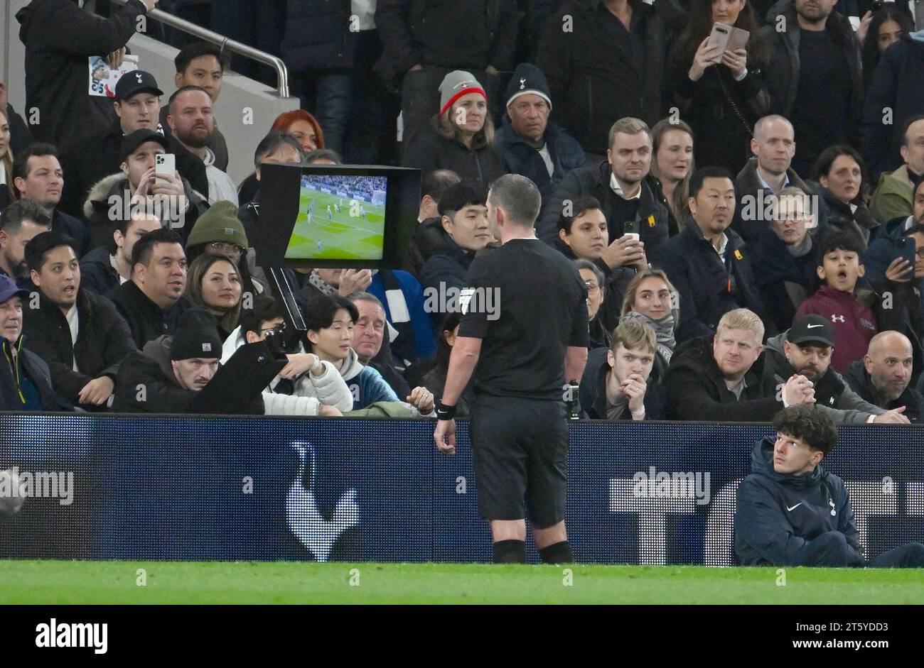 London, Großbritannien. November 2023. Schiedsrichter Michael Oliver überprüft den VAR-Monitor auf mögliche Strafzahlungen. Premier League Spiel, Tottenham Hotspur gegen Chelsea im Tottenham Hotspur Stadium in London am Montag, 6. November 2023 . Dieses Bild darf nur für redaktionelle Zwecke verwendet werden. Foto nur für redaktionelle Verwendung von Sandra Mailer/Andrew Orchard Sportfotografie/Alamy Live News Credit: Andrew Orchard Sportfotografie/Alamy Live News Stockfoto