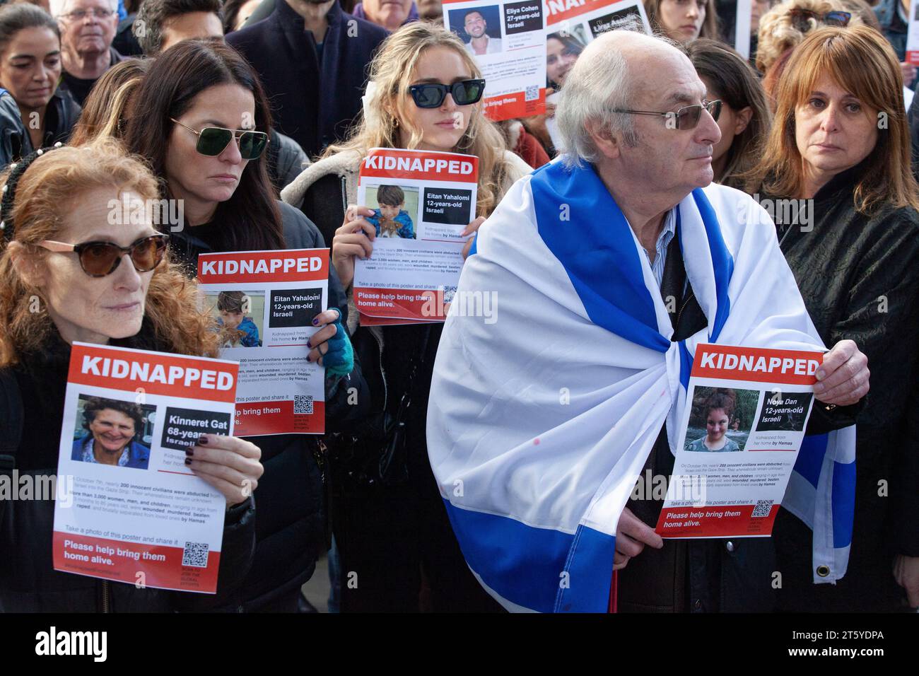 London, Großbritannien. November 2023. In Westminster findet eine Mahnwache für israelische Entführungsopfer statt, gegenüber der Downing Street. Heute ist ein Monat seit dem Angriff der Hamas auf Israel am Schwarzen Samstag, dem 7. Oktober, vergangen. Familien von Entführungsopfern fürchten, dass sie vergessen werden, während die Kontroverse über die Bombardierung des Gazastreifens fortbesteht. Es wurden Gesänge gesungen, Gebete für die Toten und Entführten sowie eine Schweigeminute abgehalten. Quelle: Anna Watson/Alamy Live News Stockfoto