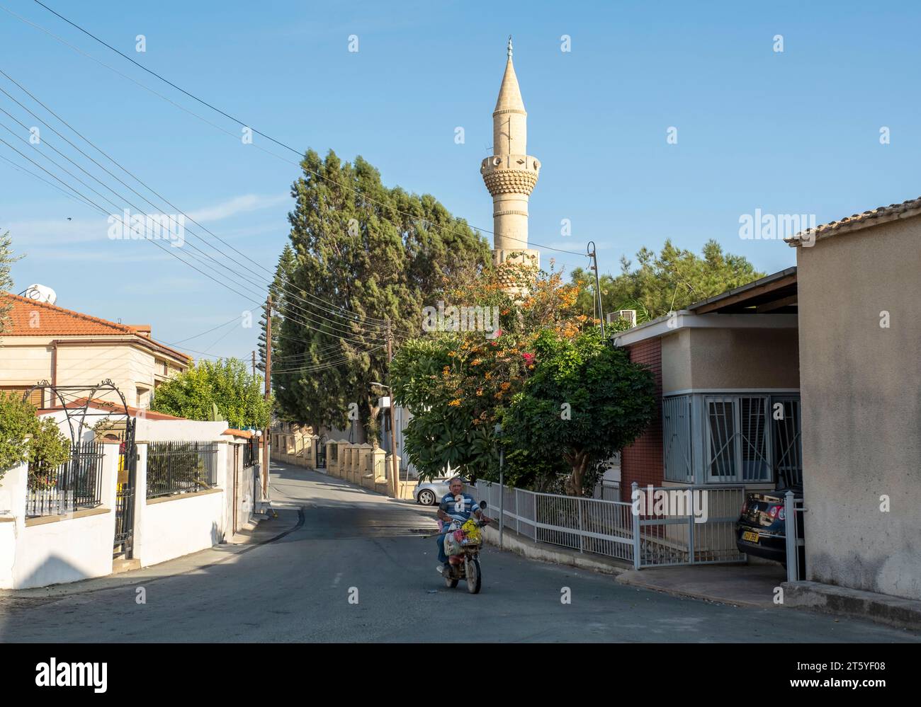 Minarett der Moschee von Pyla Village, Bezirk Larnaca, Republik Zypern. Stockfoto