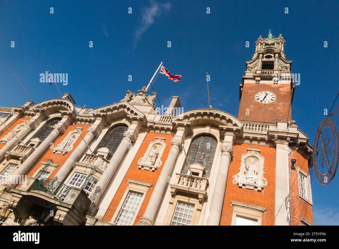 Die Flagge der Union Jack fliegt an einem sonnigen Tag mit blauem Himmel über dem Rathaus von Colchester. Das Rathaus ist ein denkmalgeschütztes Gebäude. Essex. UK. (136) Stockfoto