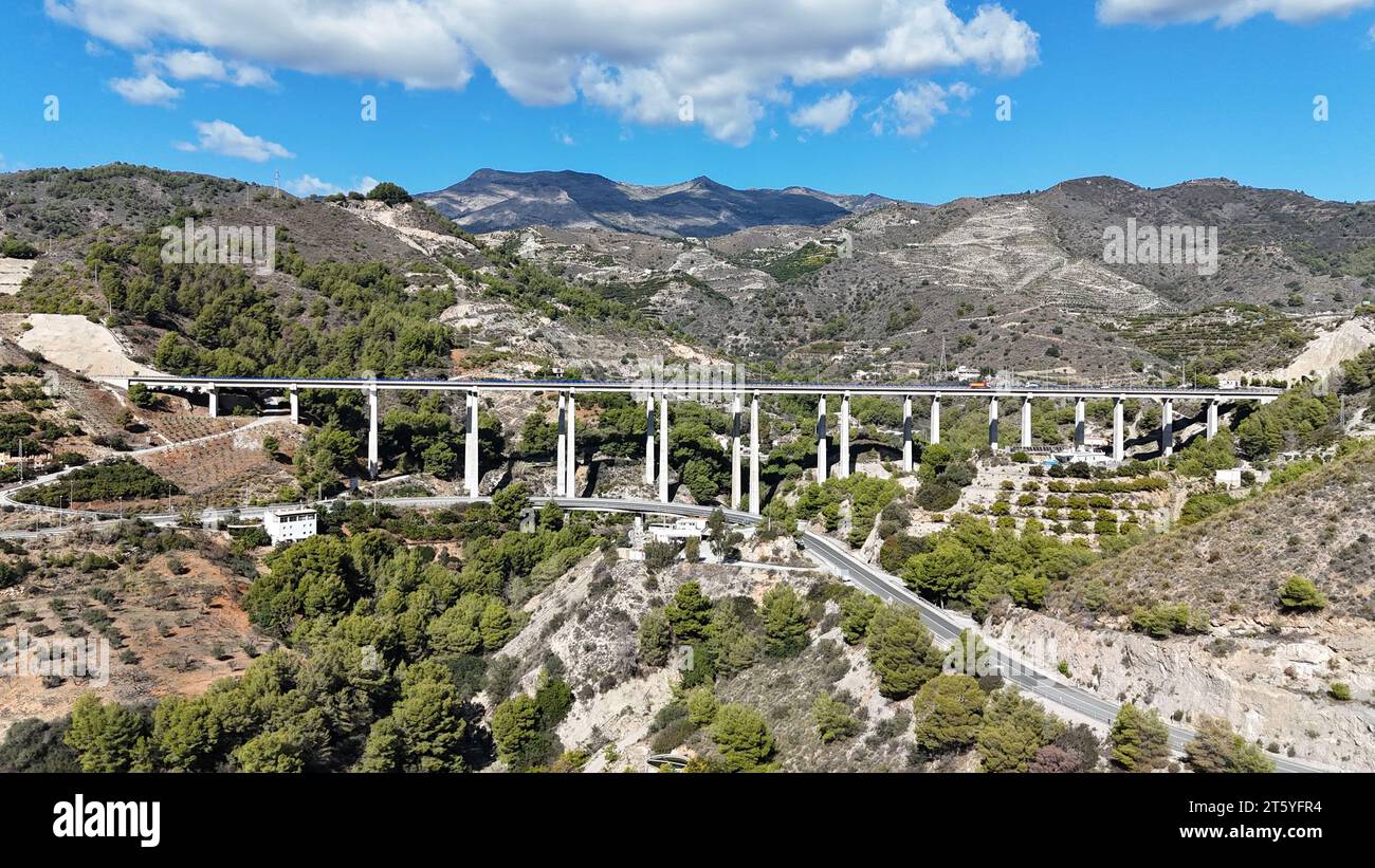 Cantarriján-Viadukt, das die A-7-Mediterranee-Autobahn durch die Küstenberge nahe La Herradura, Granada, Andalusien, Spanien führt. Stockfoto