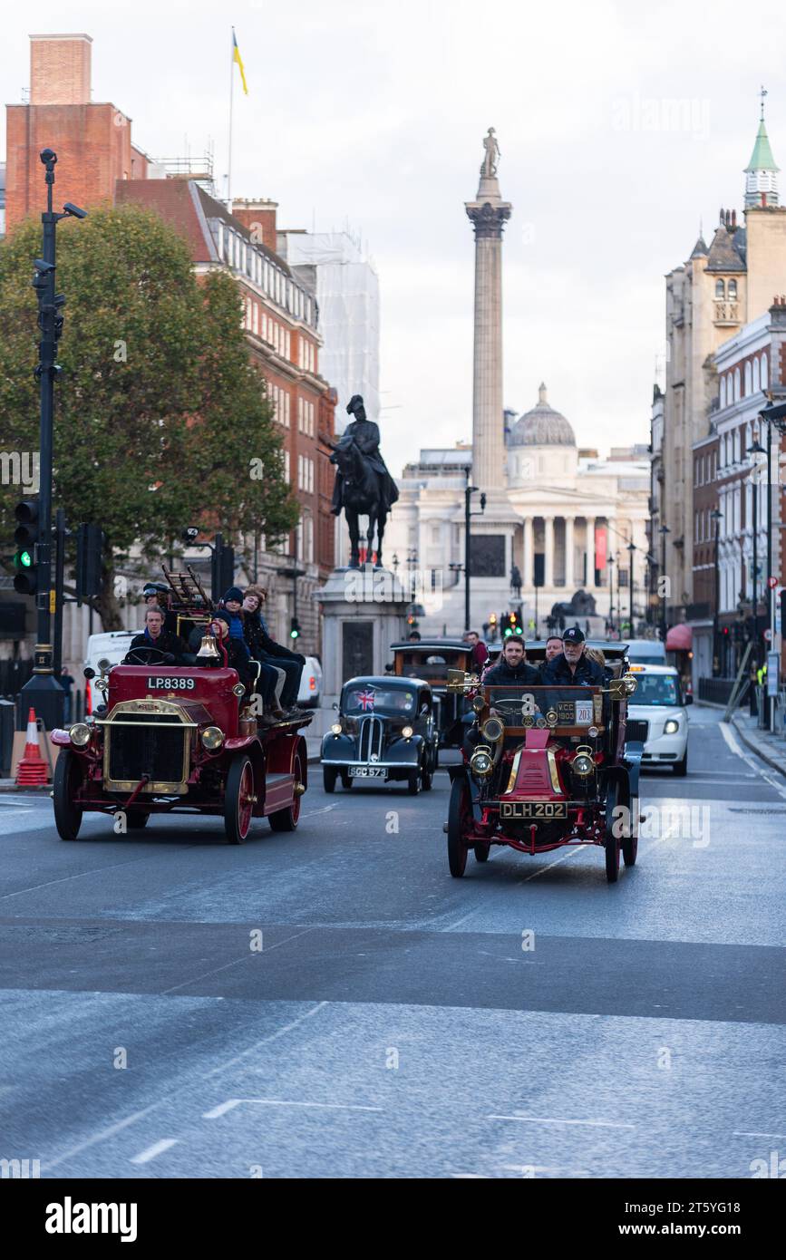 Oldtimer, die an dem Rennen von London nach Brighton teilnehmen, Oldtimer-Rennen durch Westminster, London, Großbritannien Stockfoto