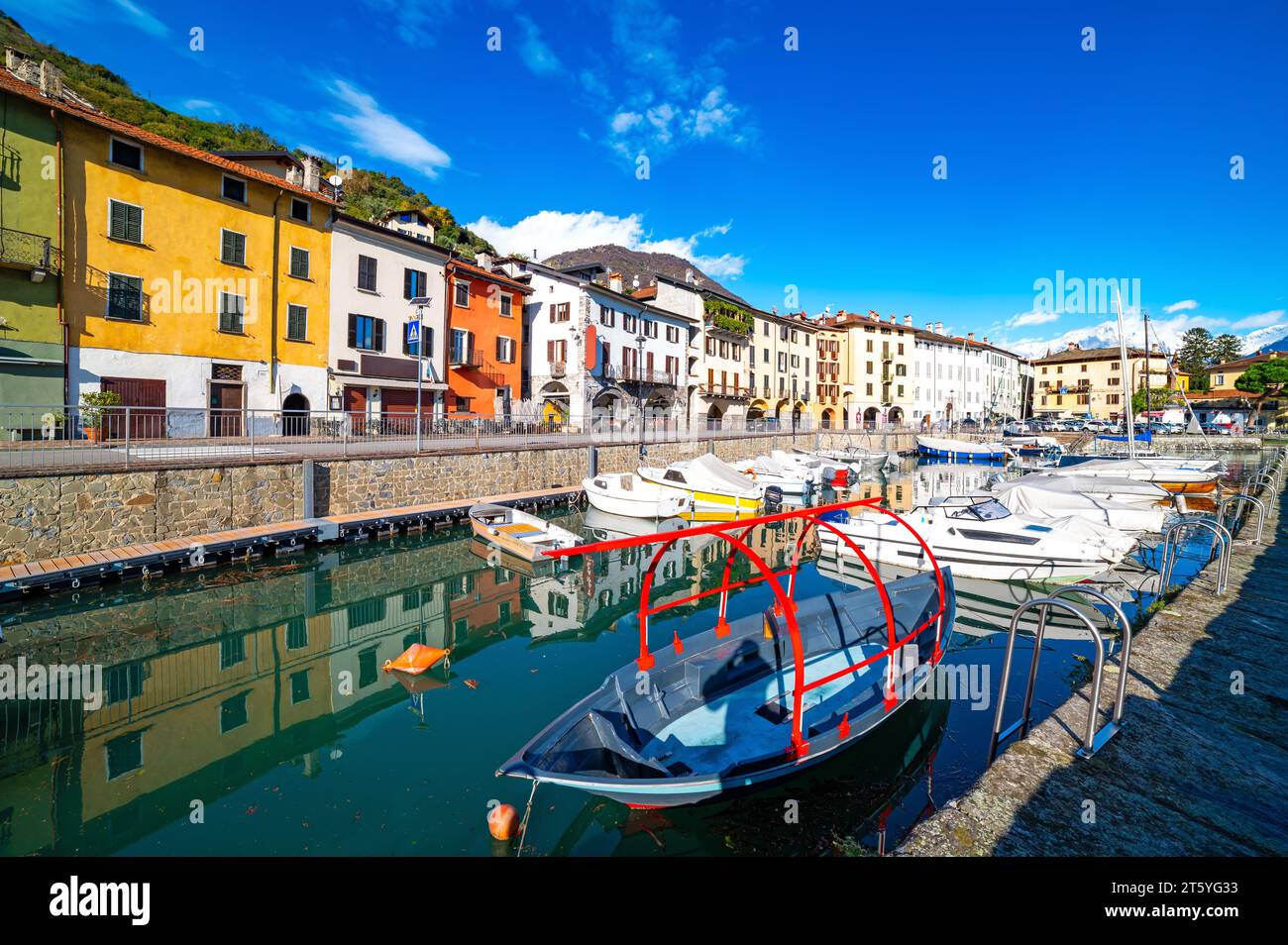 Die Stadt Domaso, am Comer See, an einem Herbsttag. Stockfoto