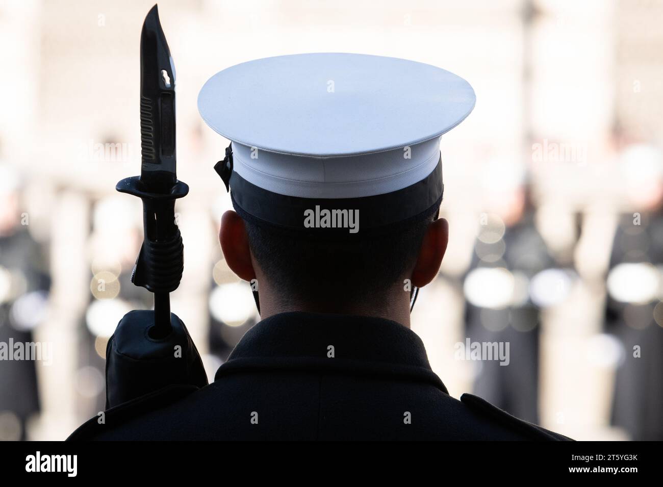 London, Großbritannien. 7. November 2023. Rückansicht eines Marines in Uniform mit Gewehr und Bajonett in Whitehall, in Vorbereitung auf König Karl III., der die Rede des Königs bei der Staatsöffnung des Parlaments im Palace of Westminster hält. Quelle: Ron Fassbender/Alamy Live News Stockfoto