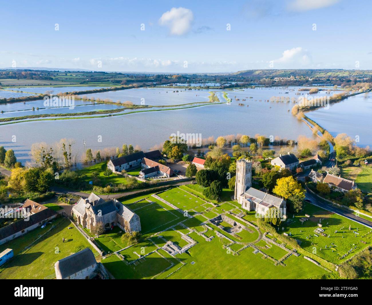 Muchelney, Somerset, Großbritannien. November 2023. Blick aus der Luft der überfluteten Felder auf den Somerset Levels bei Muchelney in Somerset, nachdem der Fluss Parrett seine Ufer nach dem kürzlich anhaltenden Regen durch die jüngsten Stürme brach. Bildnachweis: Graham Hunt/Alamy Live News. Stockfoto