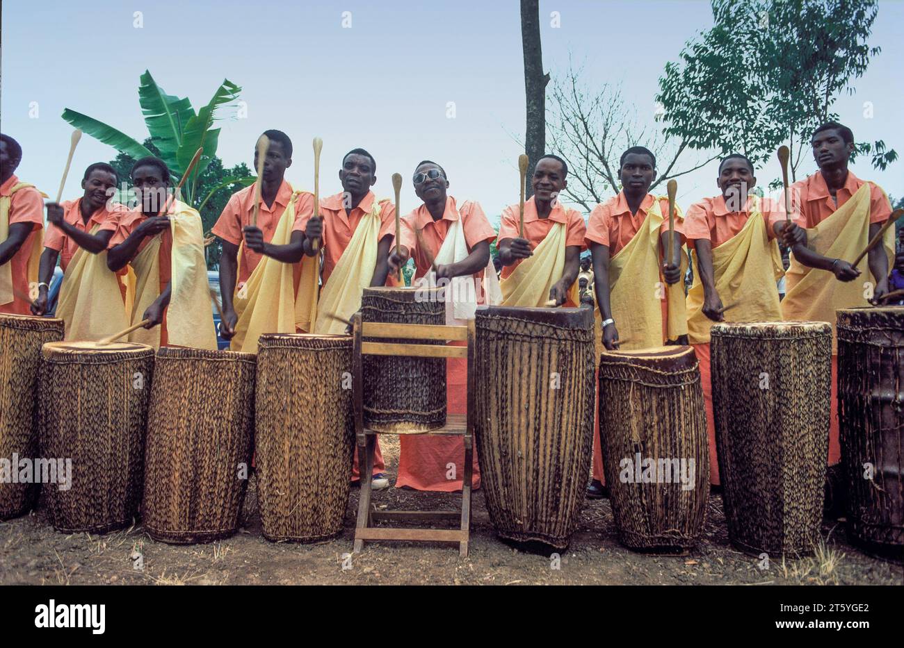 Ruanda, Kirinda; traditionelle Schlagzeuggruppe bei einem fest. Stockfoto