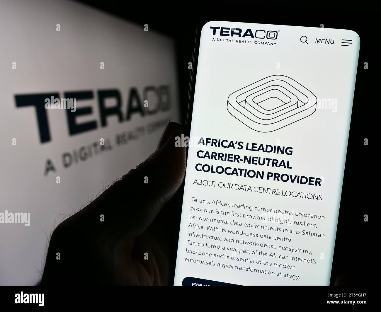 Person, die ein Mobiltelefon hält, mit der Webseite des südafrikanischen Unternehmens Teraco Data Environments vor dem Logo. Konzentrieren Sie sich auf die Mitte des Telefondisplays. Stockfoto