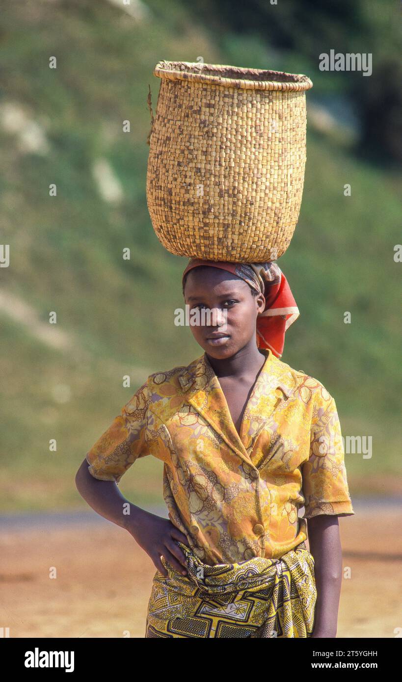 Ruanda; Frauen auf dem Weg zum Kasane-Markt mit typisierter ruandischer Korb auf ihr. Stockfoto