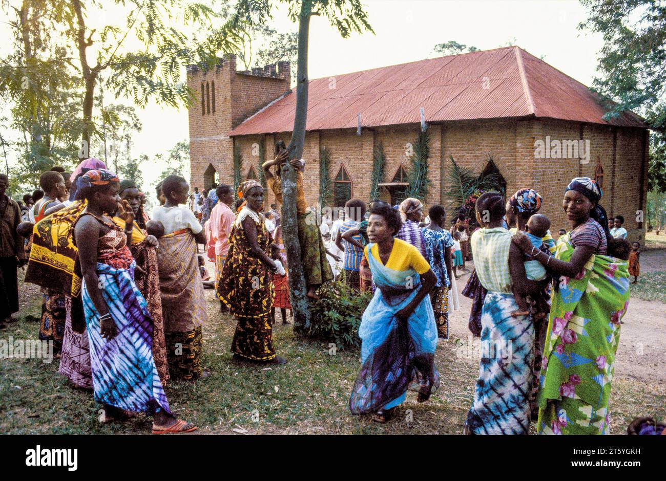 Burundi, Leute, die sich neben einer Backsteinkirche versammeln. Stockfoto