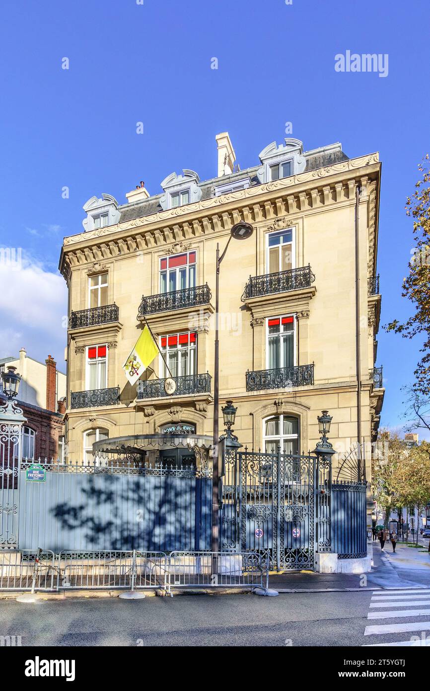 Außenansicht der Apostolischen Nunziatur (diplomatische Mission des Heiligen Stuhls) in Frankreich an der Avenue du Président Wilson, Paris 16, Frankreich. Stockfoto