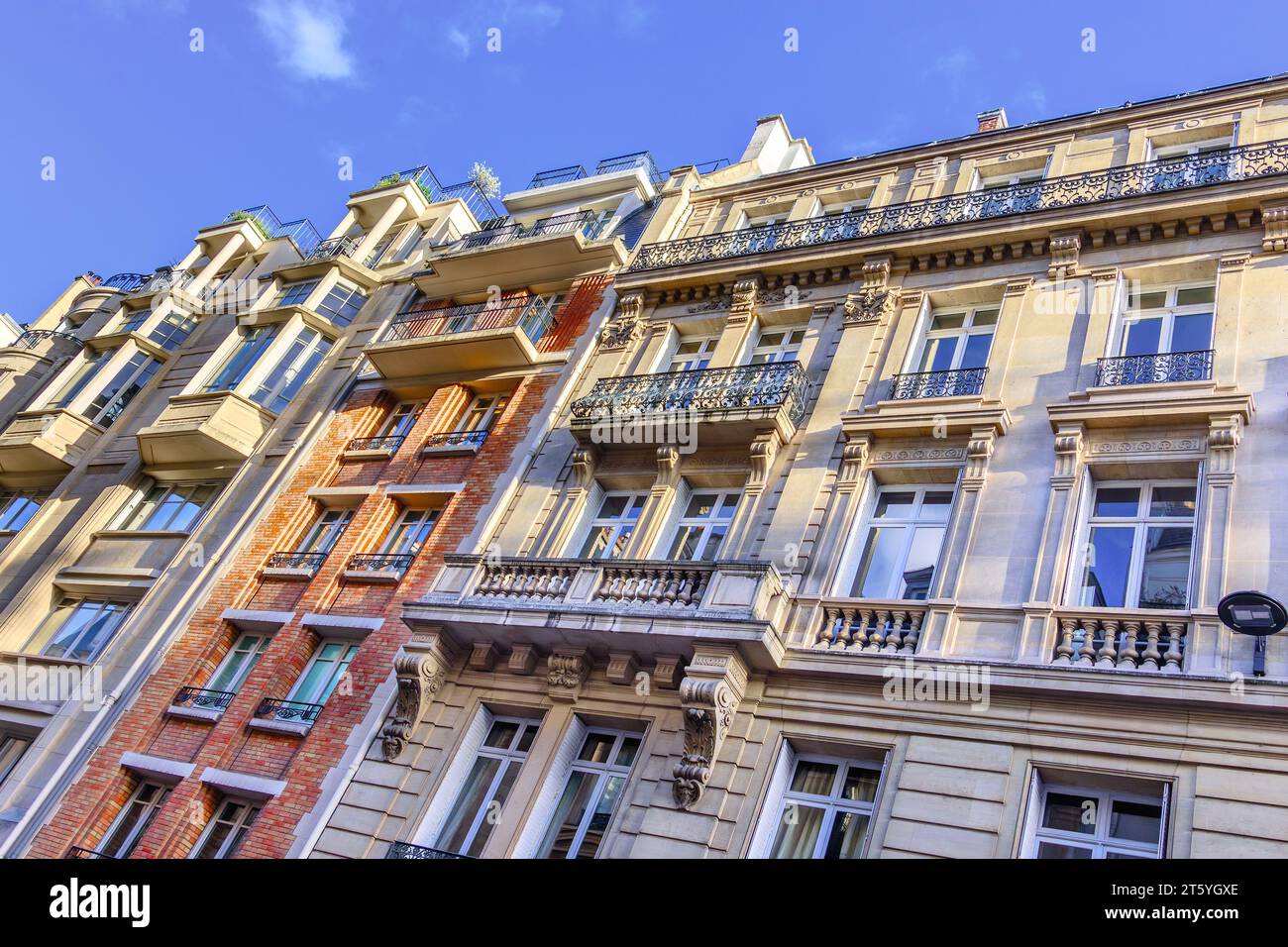 Gemischte Architektur für Apartments im 6. Arrondissement-Viertel Saint-Germain-des-Près von Paris - Paris 6, Frankreich. Stockfoto