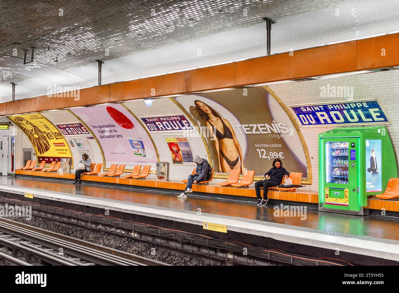 Innenraum der Metrostation Saint-Philippe du Roule an der Linie 9 der Pariser Metrostation - Paris 8, Frankreich. Stockfoto