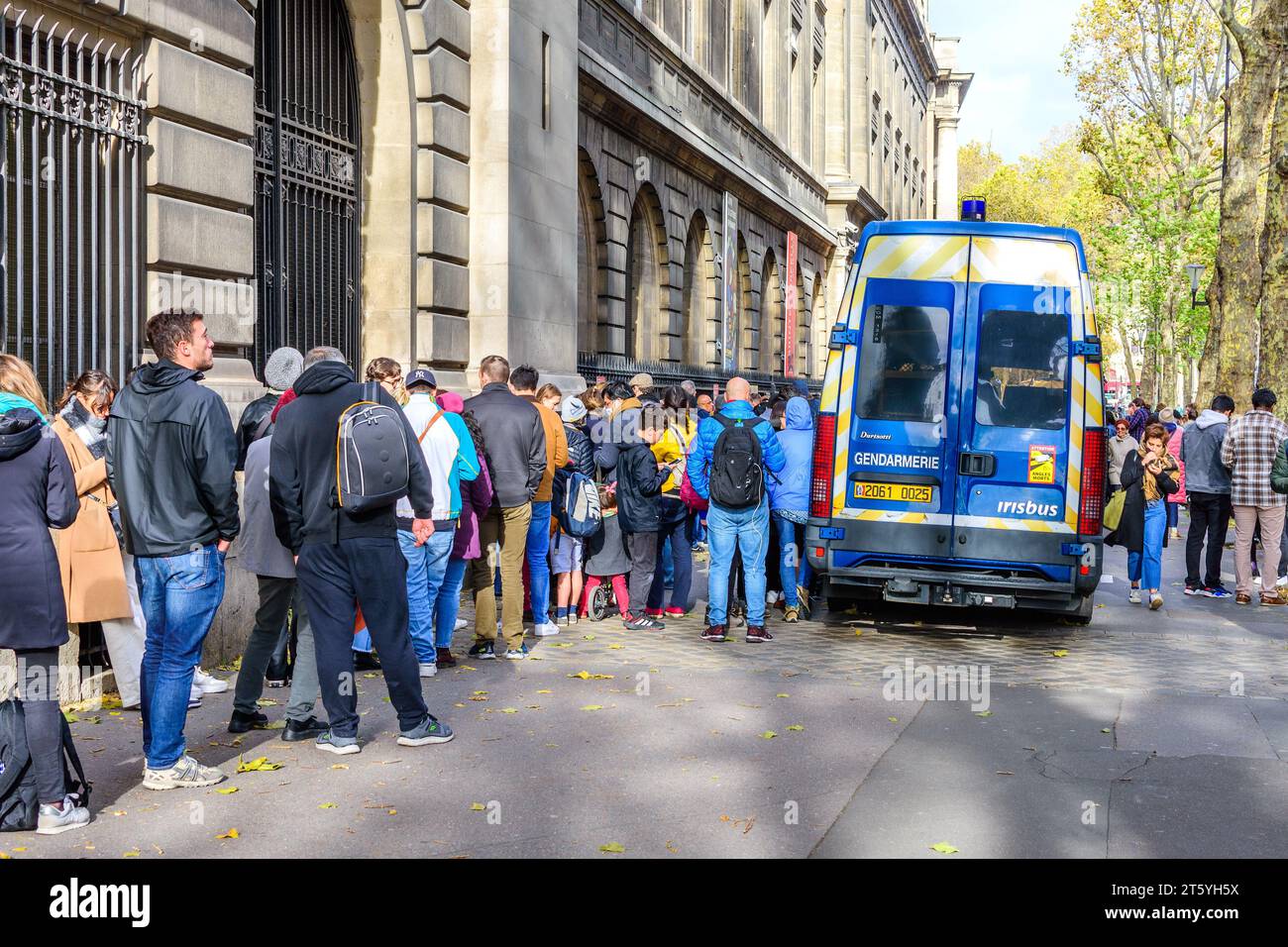 Touristen, die eine Warteschlange auf dem Boulevard de Palais bilden, um die Sainte-Chapelle - Paris 1, Frankreich zu besuchen. Stockfoto
