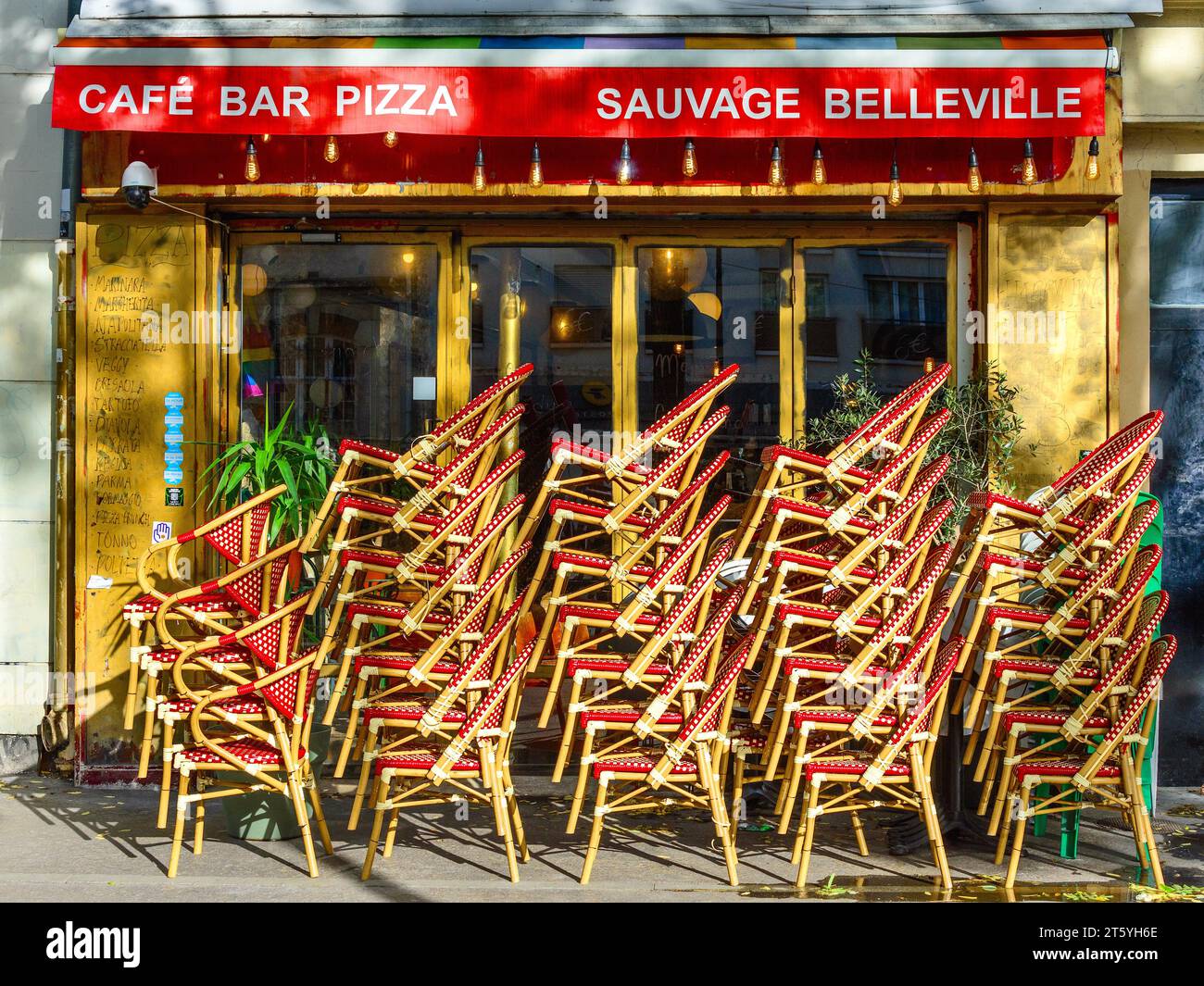 Vor einem Pizzarestaurant in Belleville, Paris 20, Frankreich. Stockfoto