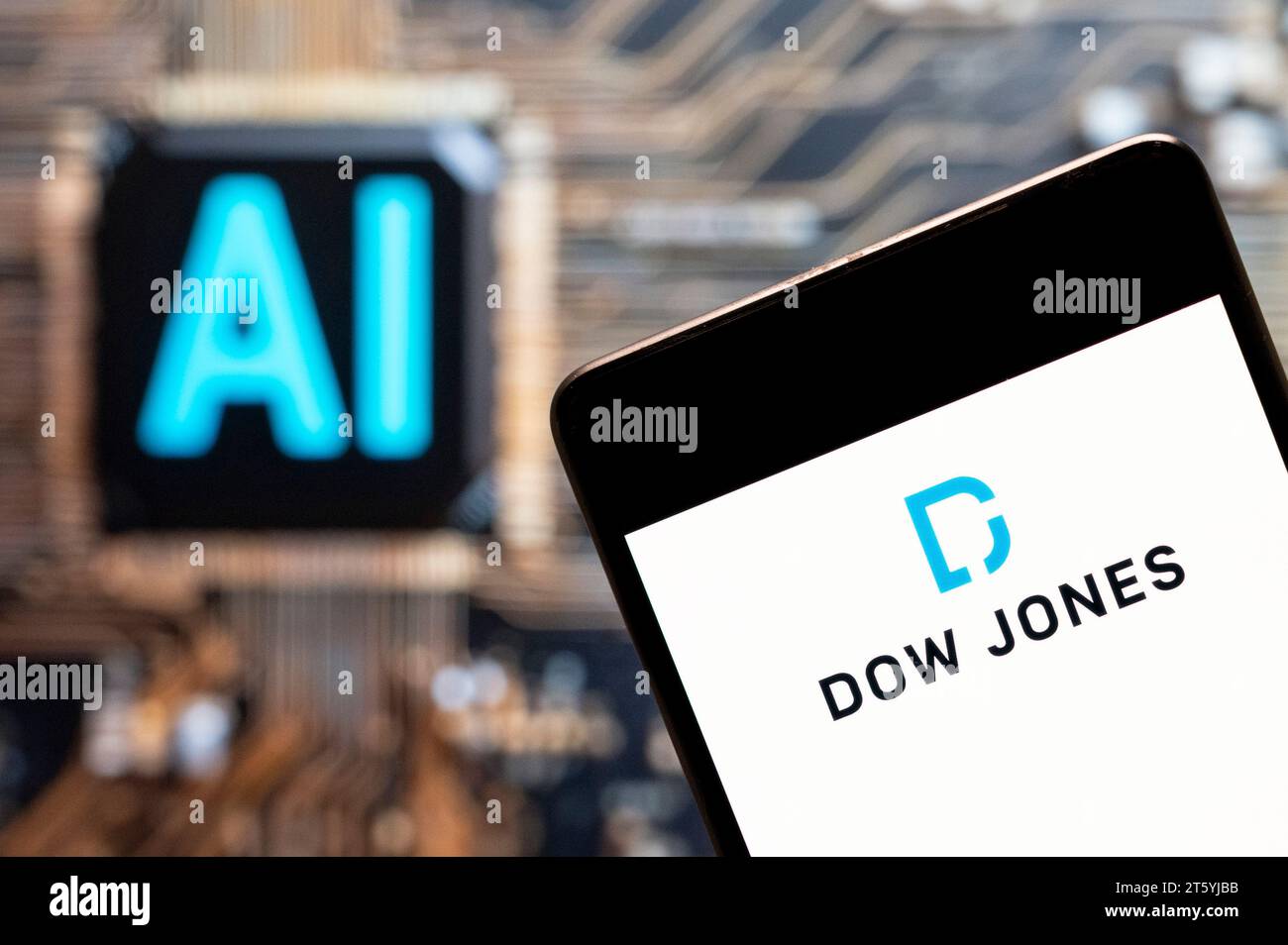 China. November 2023. In dieser Fotoabbildung wird der amerikanische Börsenindex des 30 prominenten Unternehmens Dow Jones Industrial Average (DJIA)-Logos auf einem Smartphone mit KI-Chip und Symbol im Hintergrund angezeigt. (Foto von Budrul Chukrut/SOPA Images/SIPA USA) *** ausschließlich für redaktionelle Nachrichten *** Credit: SIPA USA/Alamy Live News Stockfoto