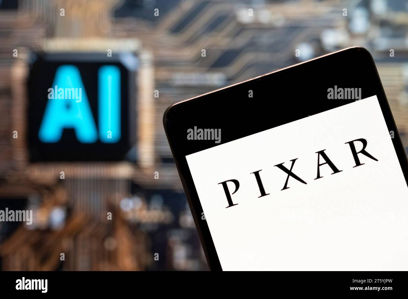 China. November 2023. In dieser Fotoabbildung, dem amerikanischen Computeranimationsfilmstudio von Disney, wird das Pixar-Logo auf einem Smartphone mit einem KI-Chip und einem Symbol im Hintergrund angezeigt. (Credit Image: © Budrul Chukrut/SOPA Images via ZUMA Press Wire) NUR REDAKTIONELLE VERWENDUNG! Nicht für kommerzielle ZWECKE! Stockfoto