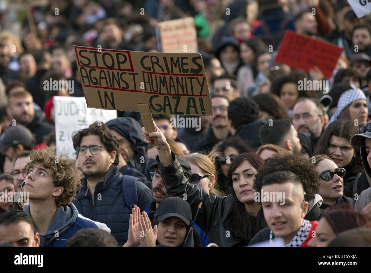 Berlin, Deutschland, DEU - Pro-palaestinensische Großdemonstration 04.11.2023, Berlin, Deutschland, DEU - Pro-palaestinensische Großdemonstration. Demonstrantin mit einem Plakat mit der Aufschrift: Stoppt Verbrechen gegen die Menschlichkeit in Gaza. Unter dem Motto: Freies Palästina, Freies Palaestina und Demokratische Grundrechte verteidigen. Meinungsfreiheit auch für Palaestinenser protestieren Palaestinenser sowie politische Gruppierungen für Frieden im Nahen Osten und einen sofortigen Waffenstillstand. Berlin Berlin Deutschland *** Berlin, Deutschland, DEU Pro palästinensische Großdemonstration 04 11 202 Stockfoto