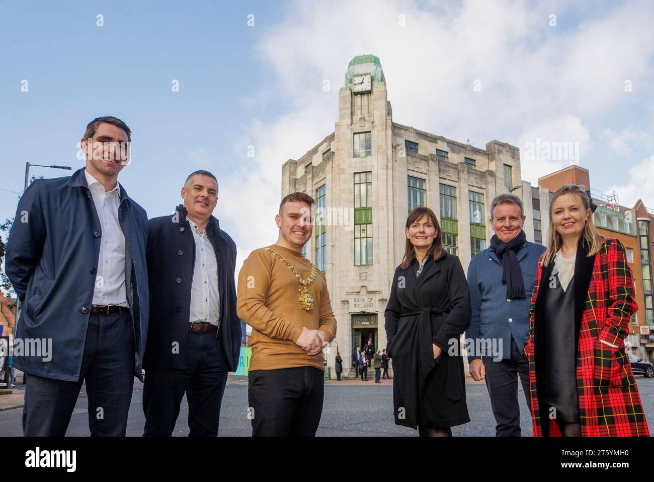 (Von links) Tim Hanna, Direktor bei Gleeds, Paul Crowe, Direktor bei TODD Architects, Oberbürgermeister von Belfast, Stadtrat Ryan Murphy, Wendy Langham, Programmdirektor, bei Belfast Stories, Robert Greenwood, Partner und Direktor bei Snohetta, und Eimear Henry, Strategic Lead bei Belfast Stories, stehen vor dem ehemaligen Gebäude der Bank of Ireland an der Royal Avenue in Belfast. Ein 12-monatiger Wettbewerb, der von der Stadt Belfast geleitet und von der RIBA unterstützt wird, mündete in der Ernennung eines integrierten Designteams für „Belfast Stories“ – ein einzigartiges Reiseziel, das 2029 eröffnet und fast 1 freigeschaltet wird Stockfoto