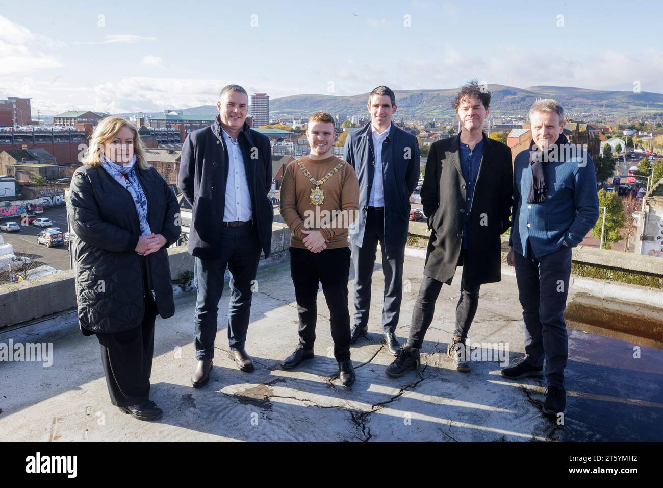 (Von links) Ainsley McWilliams, Programmleiterin (City & Growth Deals) bei Tourism NI, Paul Crowe, Direktor bei TODD Architects, Lord Mayor of Belfast, Stadtrat Ryan Murphy, Tim Hanna, Direktor bei Gleeds, Mark Cousins, Creative Advisor des Belfast Stories Projekts und Robert Greenwood, Partner und Direktor von Snohetta, auf dem Dach des ehemaligen Bank of Ireland Gebäudes an der Royal Avenue in Belfast. Ein 12-monatiger Wettbewerb, der von der Stadt Belfast geleitet und von der RIBA unterstützt wird, mündete in die Ernennung eines integrierten Designteams für „Belfast Stories“ – ein einzigartiges Reiseziel Stockfoto