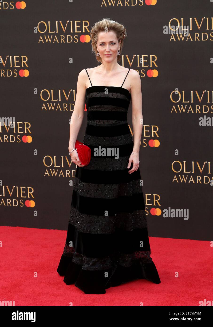 London, Großbritannien. April 2019. Gillian Anderson nimmt an den Olivier Awards 2019 mit MasterCard in der Royal Albert Hall in London, England, Teil. (Foto: Fred Duval/SOPA Images/SIPA USA) Credit: SIPA USA/Alamy Live News Stockfoto
