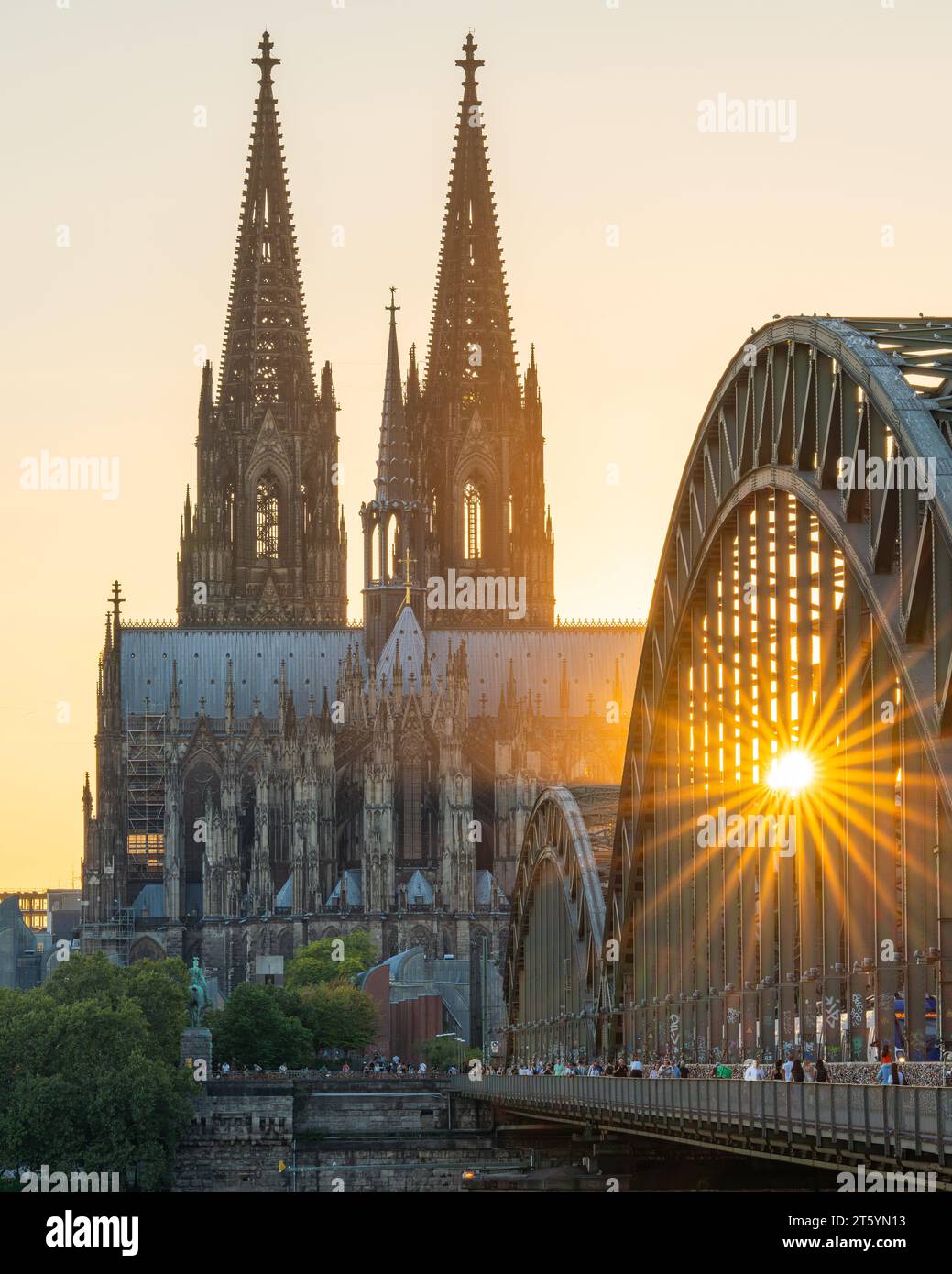 KÖLN, DEUTSCHLAND - 7. SEPTEMBER 2023: Kölner Dom gegen Sonnenuntergang am 7. September 2023 in Deutschland, Europa Stockfoto