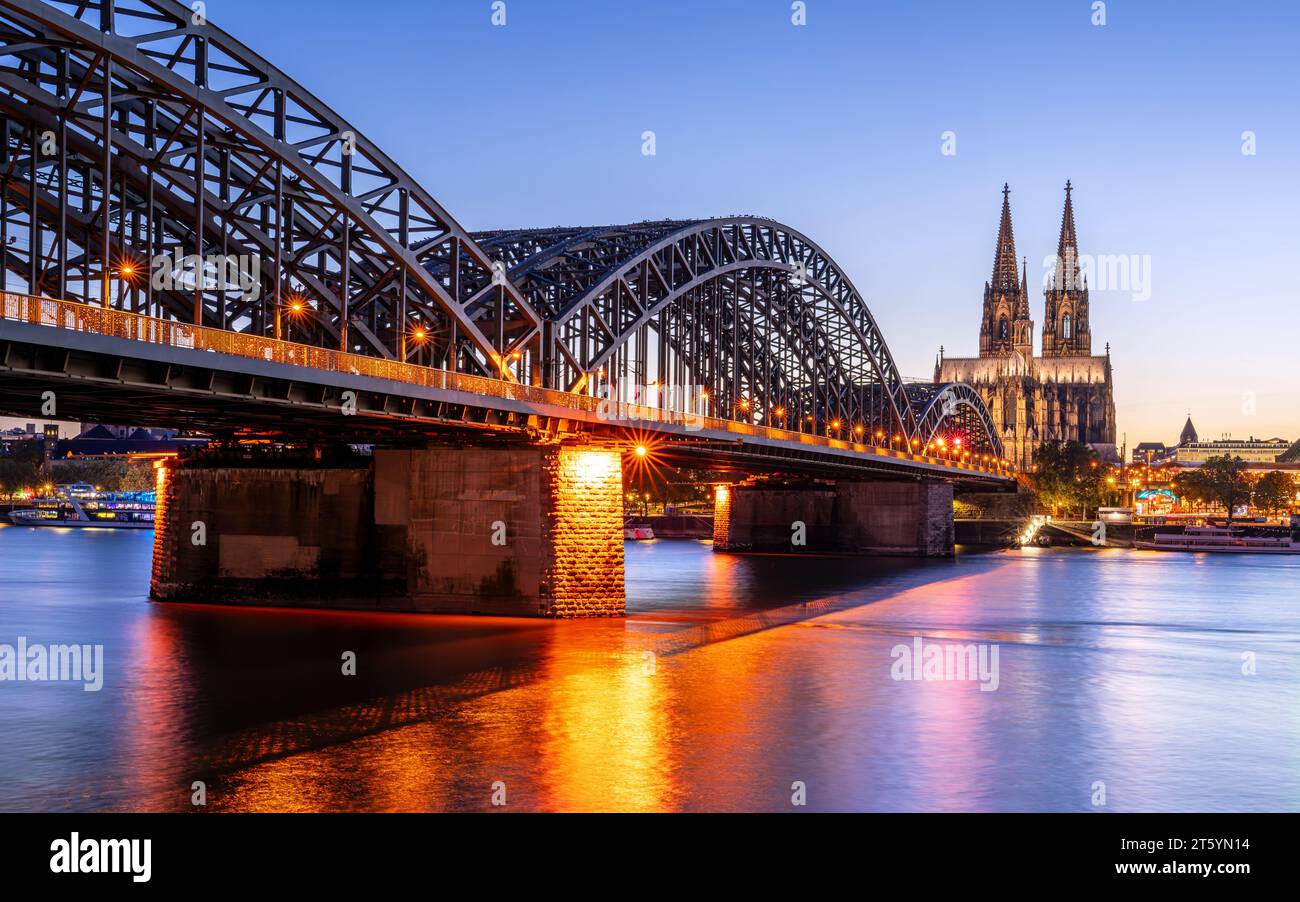 KÖLN, DEUTSCHLAND - 7. SEPTEMBER 2023: Kölner Dom gegen Sonnenuntergang am 7. September 2023 in Deutschland, Europa Stockfoto