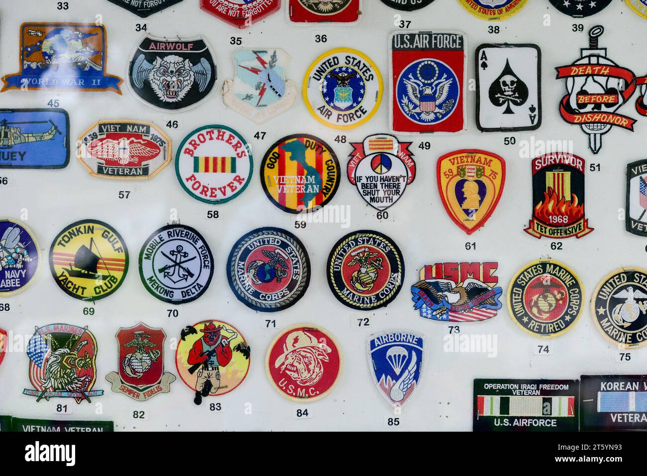 USA, Washington, National Mall, Geschäft mit Wappen, Emblemen und Patches der US-Armee, Luftwaffe, Vietnamkrieg usw. in der Nähe von Kriegsdenkmälern an der Lincoln Statue Stockfoto