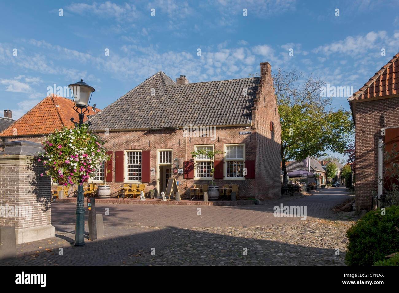 Straße mit Backsteinhäusern in der kleinen Stadt Bronkhorst, Gemeinde Bronckhorst, Provinz Gelderland, Niederlande Stockfoto