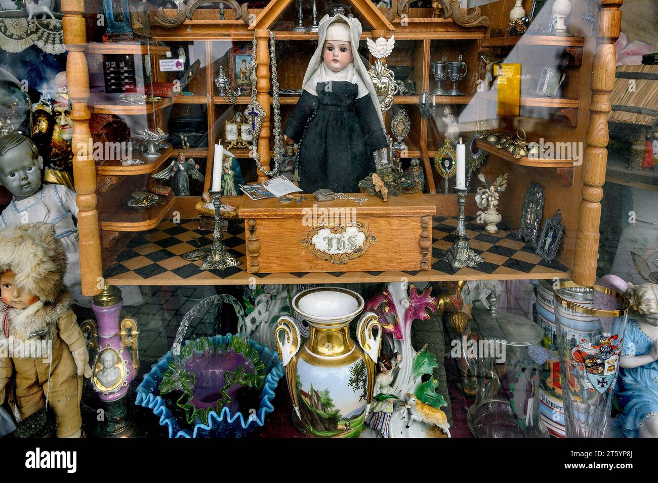 Schaufenster eines Antiquitätengeschäfts, Kempten, Allgäu, Schwaben, Bayern, Deutschland Stockfoto