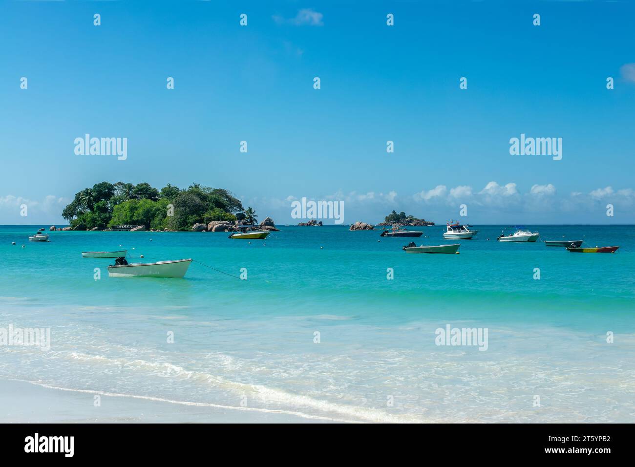 Boote in Anse Lazio, malerischer Strand auf Praslin Island, Seychellen Stockfoto