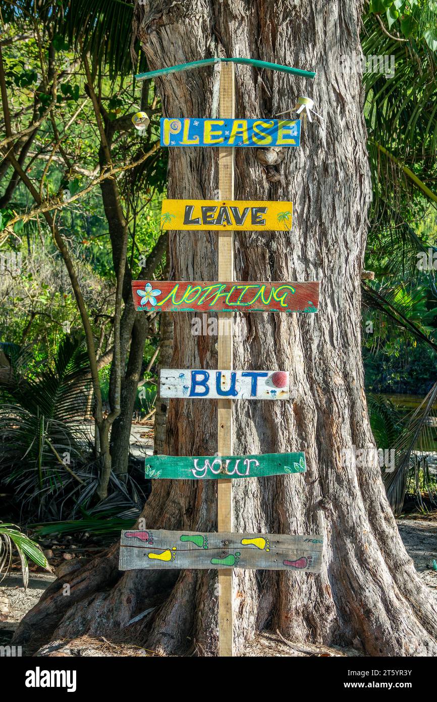 Bitte hinterlassen Sie nichts als Ihre Fußabdrücke, unterschreiben Sie am Strand von Anse Lazio, Praslin Island, Seychellen, ökologisches Reisen und Tourismus, CO2-Fußabdruck-Konzept Stockfoto
