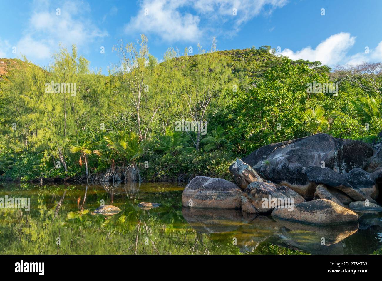 Grüne Lagune bei Anse Lazio, malerischer Strand auf Praslin Island, Seychellen Stockfoto