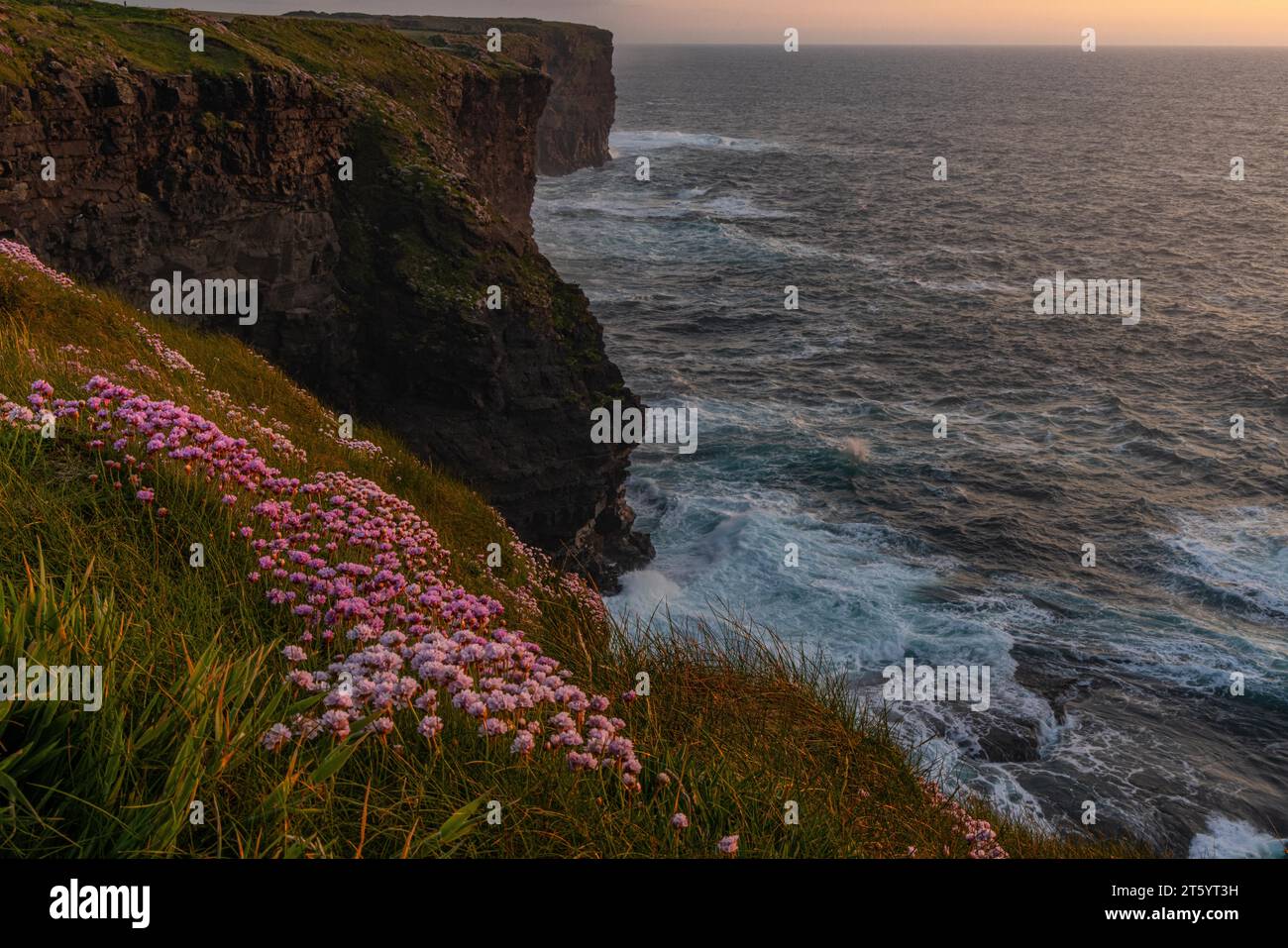 Sonnenuntergang an den Kilkee Cliffs, Kilkee, Clare, Irland Stockfoto