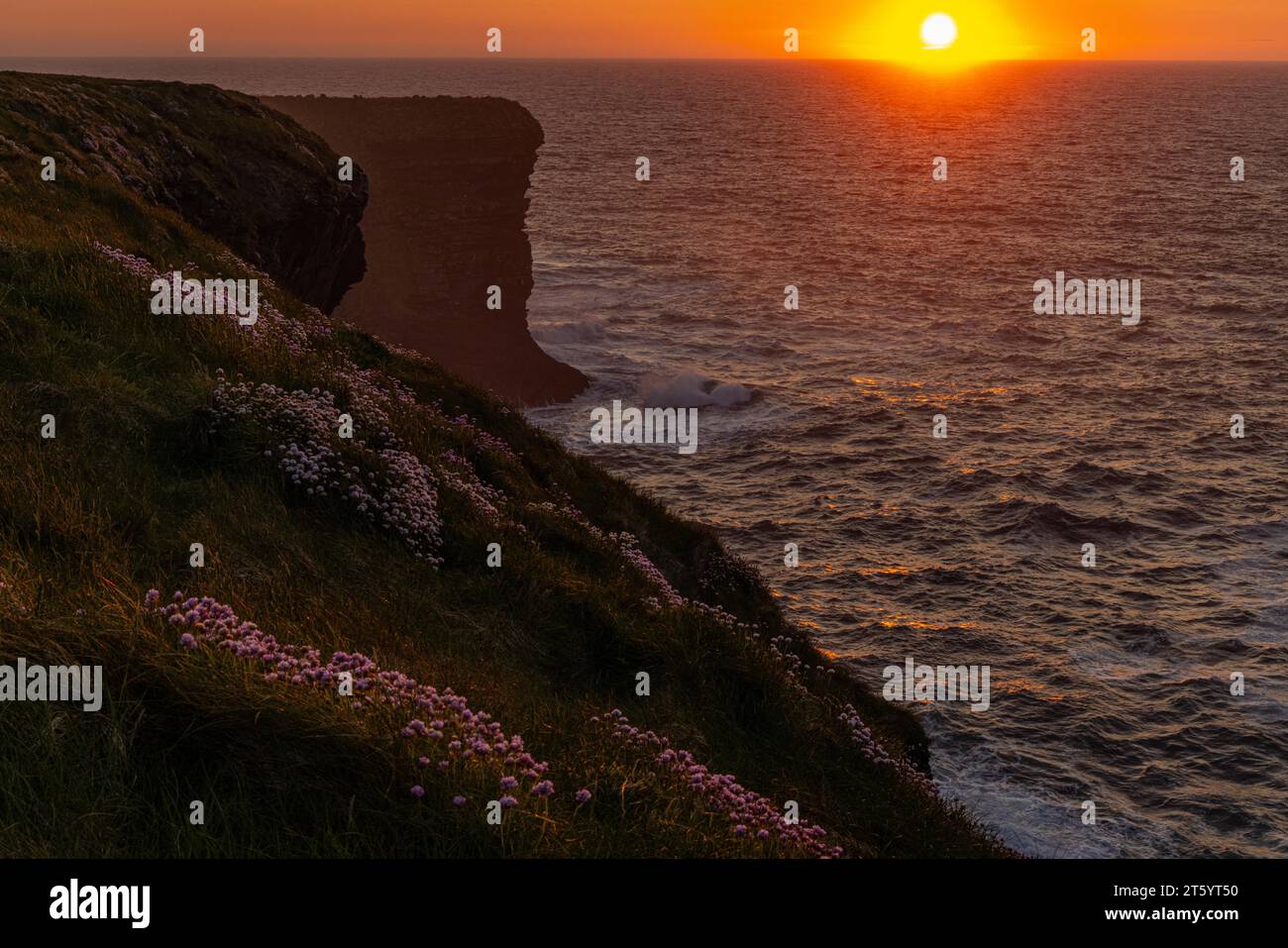 Sonnenuntergang an den Kilkee Cliffs, Kilkee, Clare, Irland Stockfoto