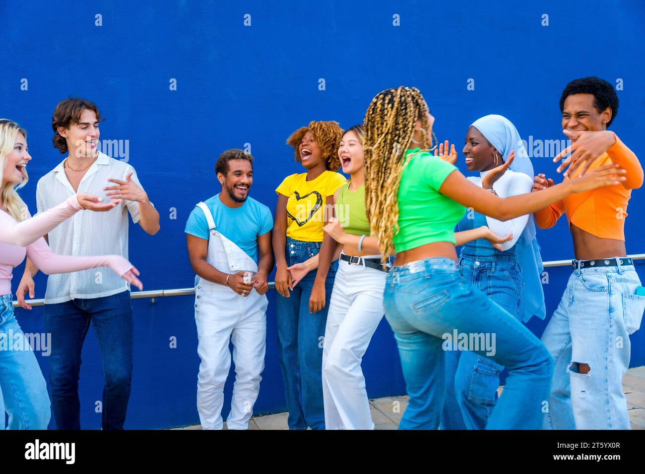 Gruppe junger Leute, die gemeinsam im Freien tanzen, in einer multikulturellen Party Stockfoto