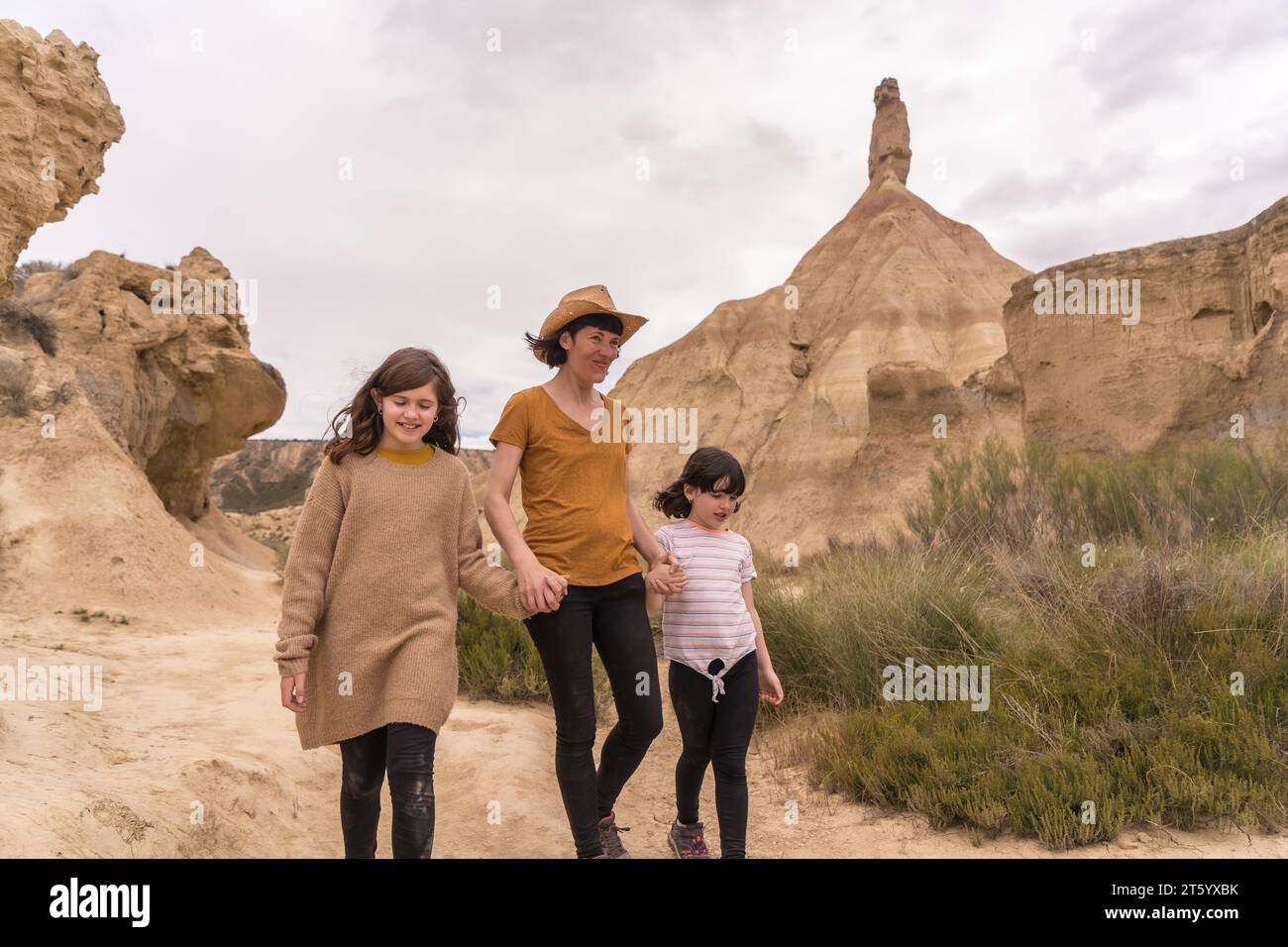 Mutter und zwei Tochter auf einer Wanderung durch die Wüste Stockfoto