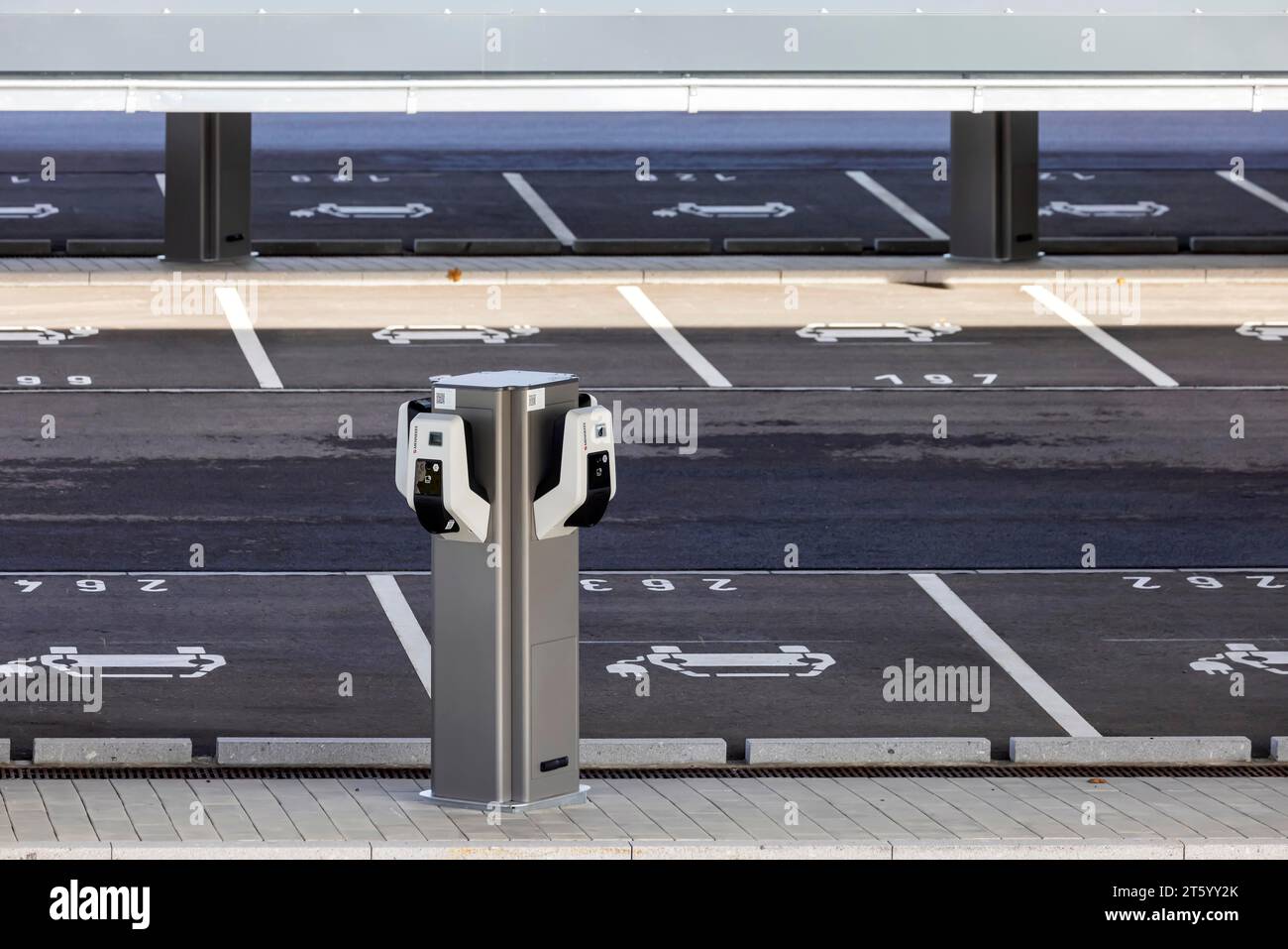 Der größte Ladepark der Welt wurde am Bahnhof Merklingen Schwäbische Alb eröffnet. 259 überdachte Stationen für Elektroautos befinden sich unter zwei 160 und 190 Stockfoto