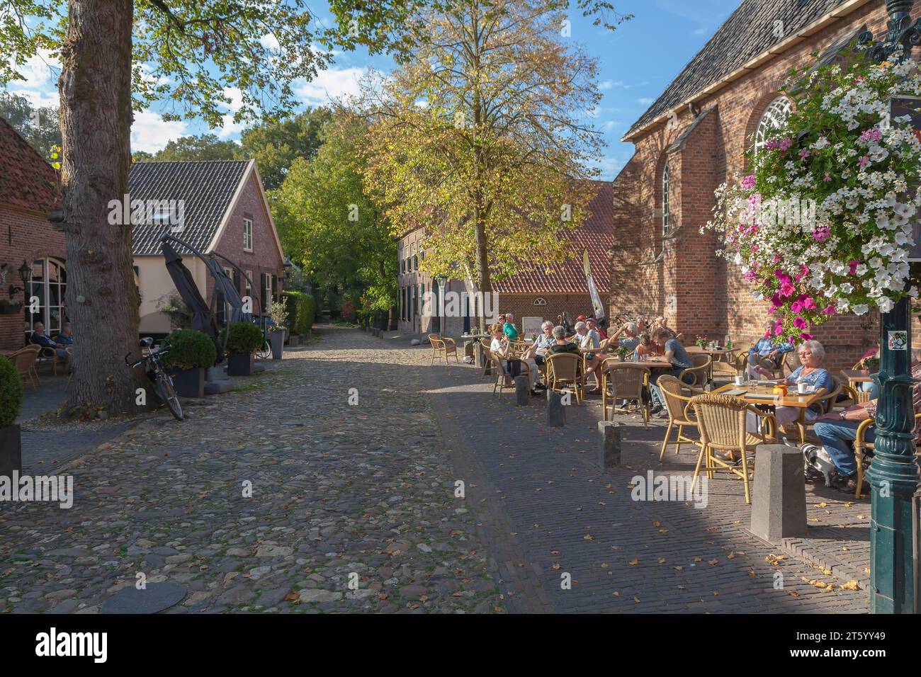 Straßencafé bei der Kirche in der kleinen Stadt Bronkhorst, Gemeinde Bronckhorst, Provinz Gelderland, Niederlande Stockfoto