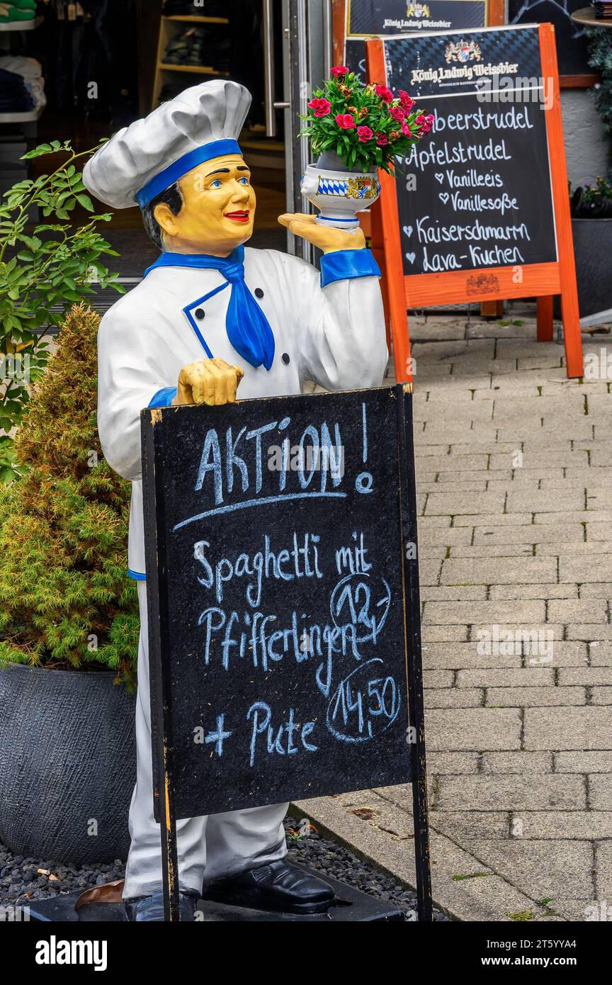 Kochfigur mit Sonderangebot Boardaktion, Kempten, Allgäu, Schwaben, Bayern, Deutschland Stockfoto