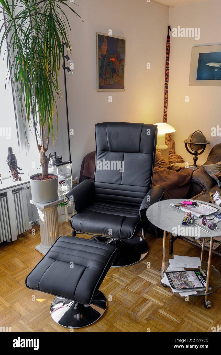Wohnzimmer mit TV-Sessel, Bayern, Deutschland Stockfoto