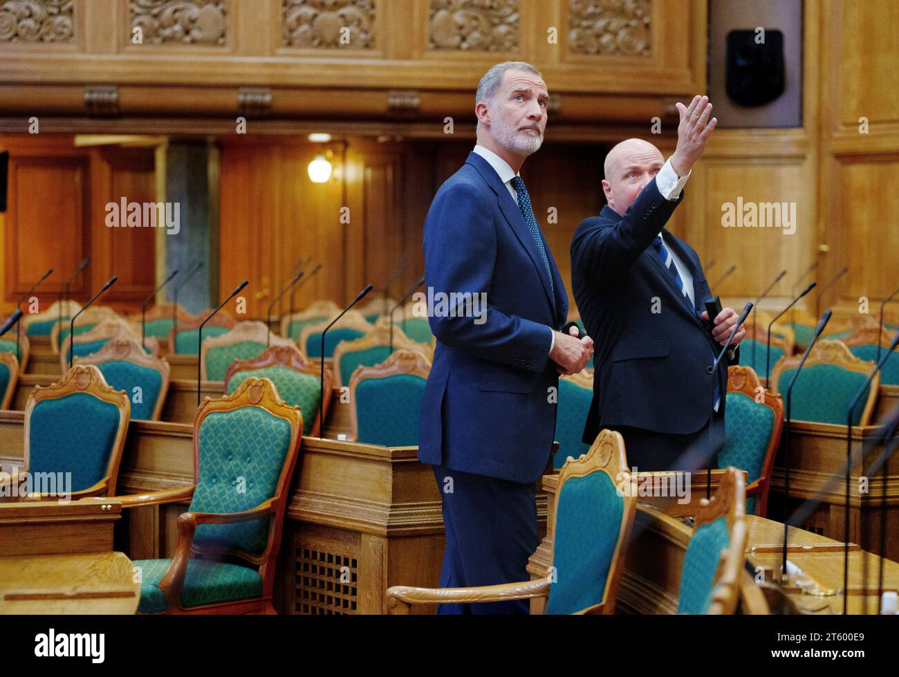 König Felipe und der Sprecher des dänischen Parlaments Soeren Gade im dänischen Parlament, Folketinget, in Christiansborg in Kopenhagen, Dienstag, den 7. November 2023. Das spanische Königspaar ist auf einem dreitägigen Staatsbesuch in Dänemark. (Foto: Liselotte Sabroe/Ritzau Scanpix) Stockfoto