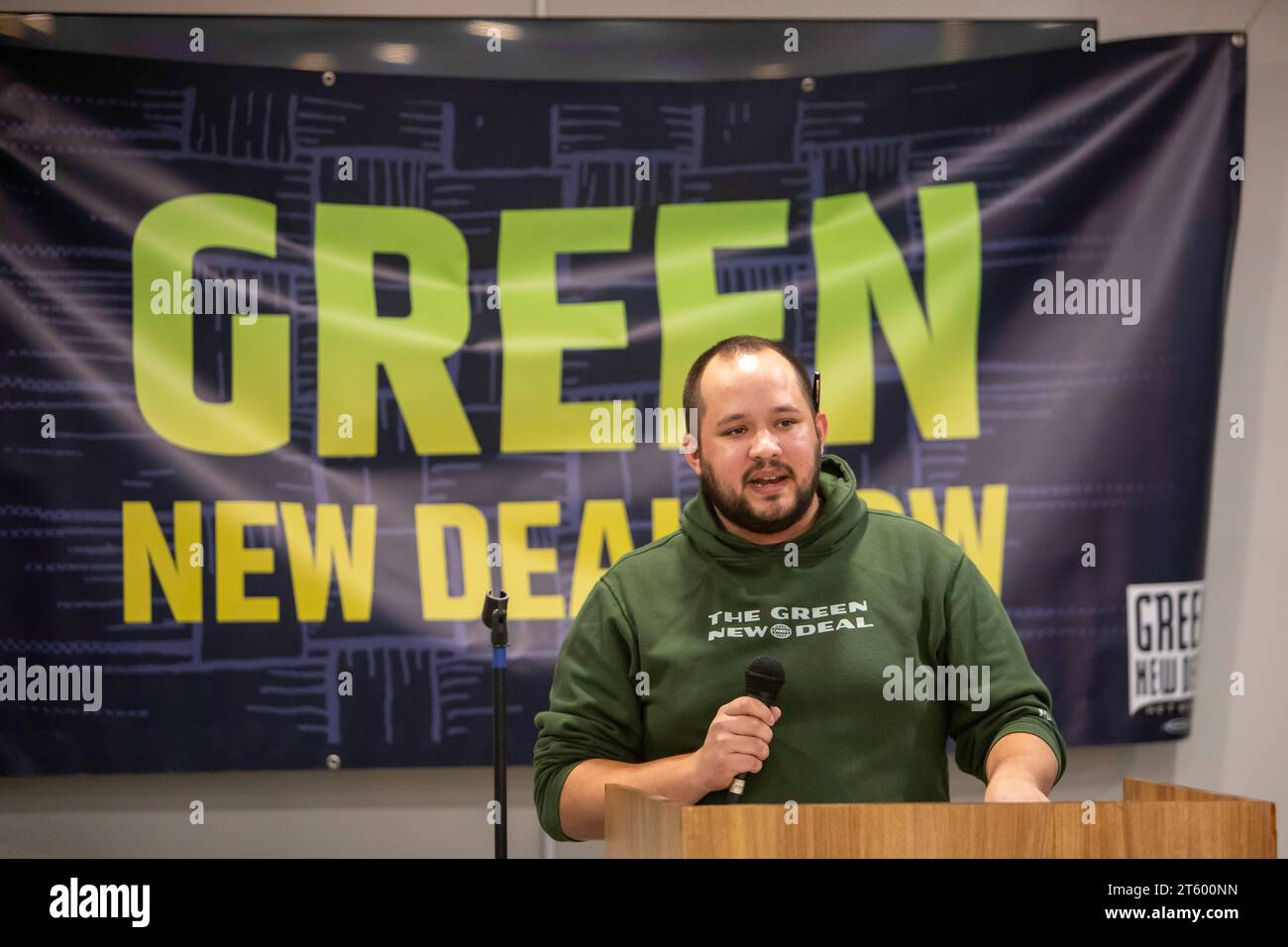Dearborn, Michigan – der Repräsentant des Bundesstaates Michigan, Dylan Wygela, spricht bei einer Kundgebung, die einen Green New Deal fordert. Der Plan fordert die Regierung auf, sich zu verabschieden Stockfoto