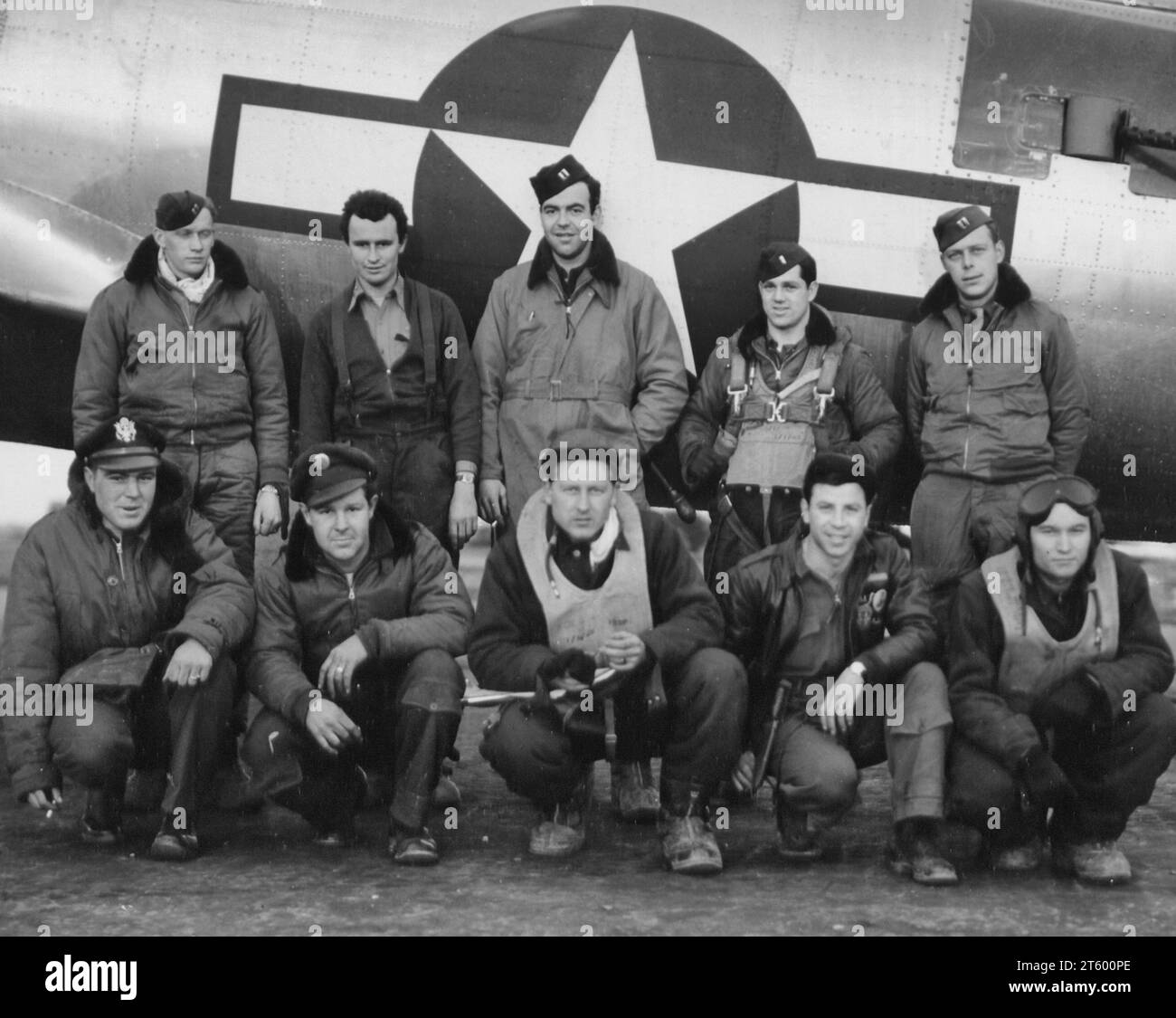 Leitende Besatzung auf der Bombenmission nach Dresden, vor Einer Boeing B-17 Fliegende Festung. 360Th Bombenstaffel, 303Rd Bombengruppe. England, 14. Februar 1945 Stockfoto