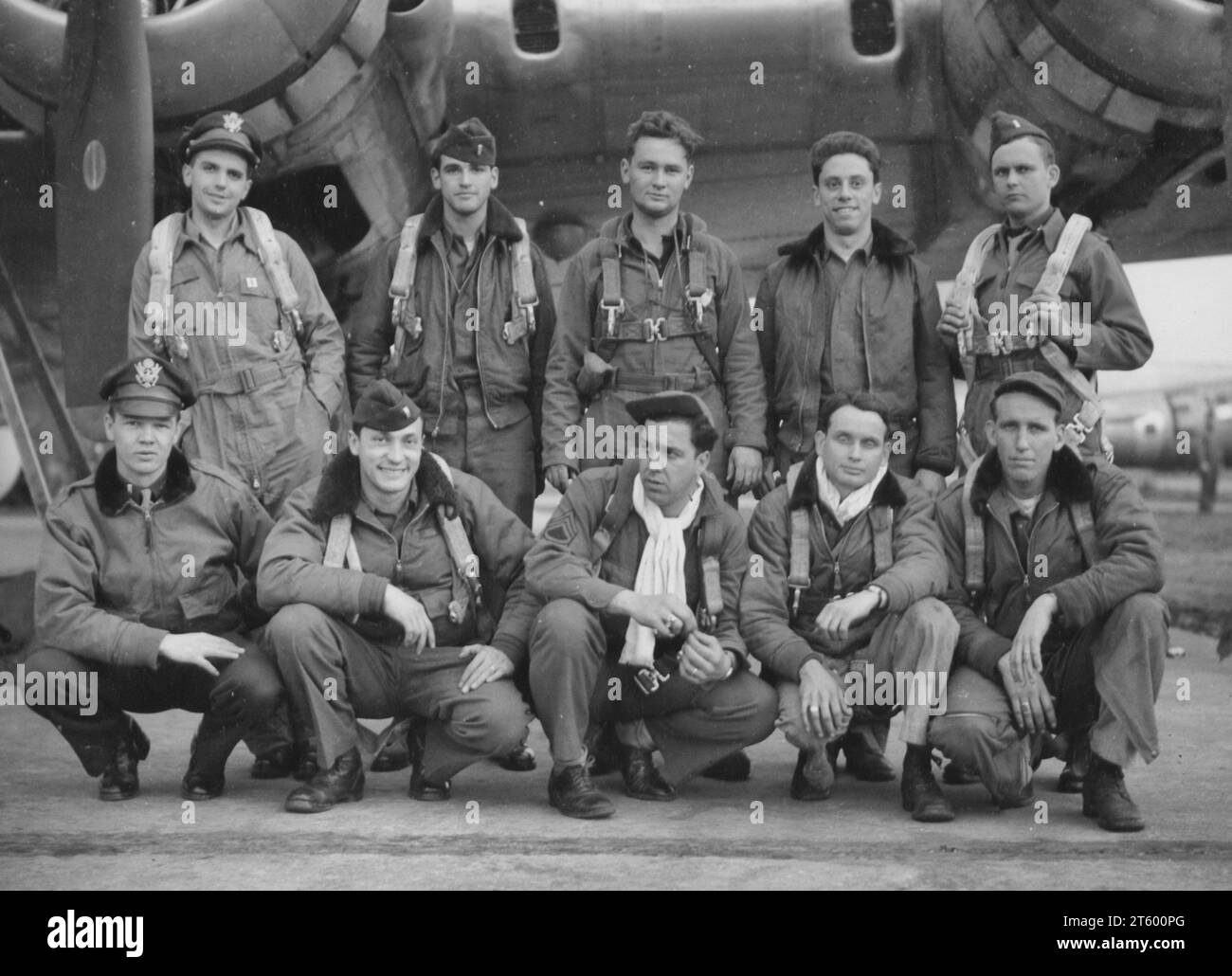 Die leitende Crew der Bombenmission in Dresden posiert neben Einer Boeing B-17 fliegenden Festung. 359Th Bomb Squadron, 303Rd Bomb Group, England. 17. April 1944 Stockfoto